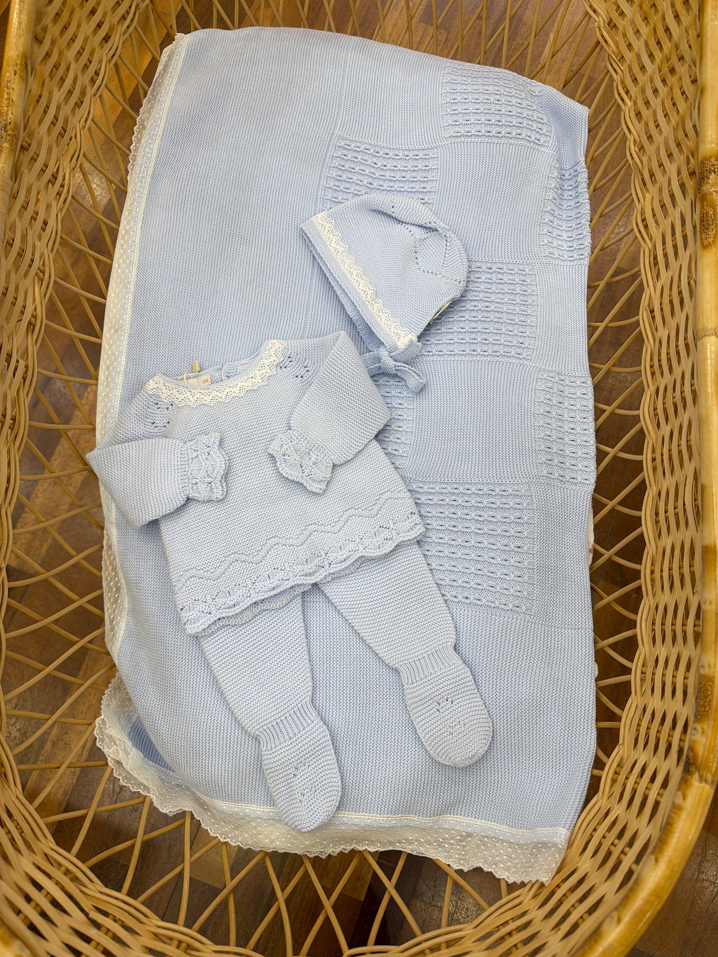 Coordinato nascita PCS in filo coperta con valancienne al bordo con tutina due pezzi e cuffia abbinata