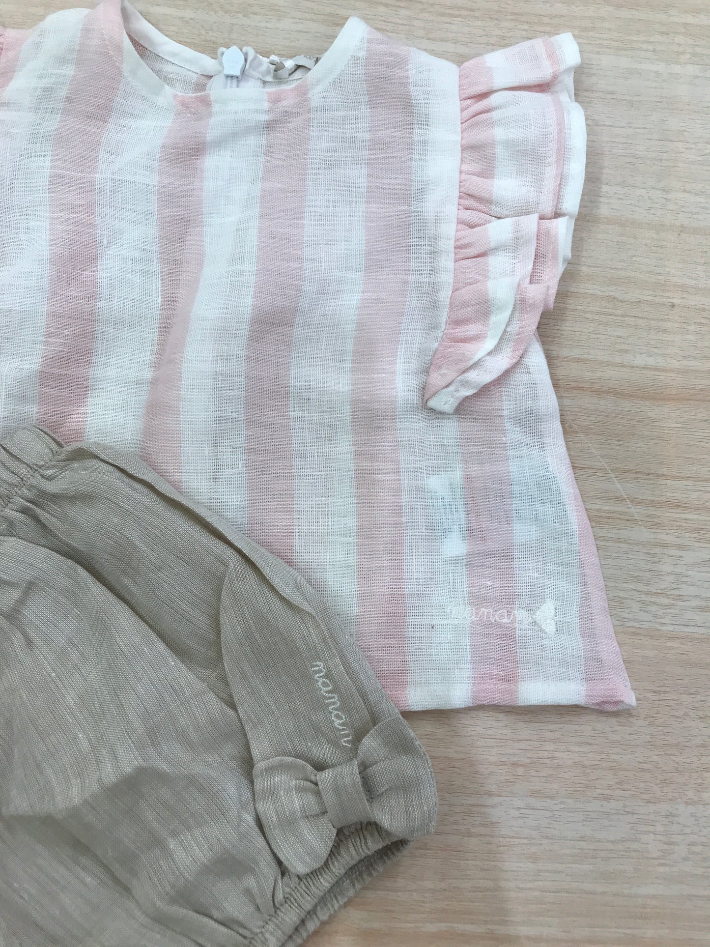 Completo Nanan in lino t-shirt con rusche a righe bianche e rosa con pantalone con fiocchetti