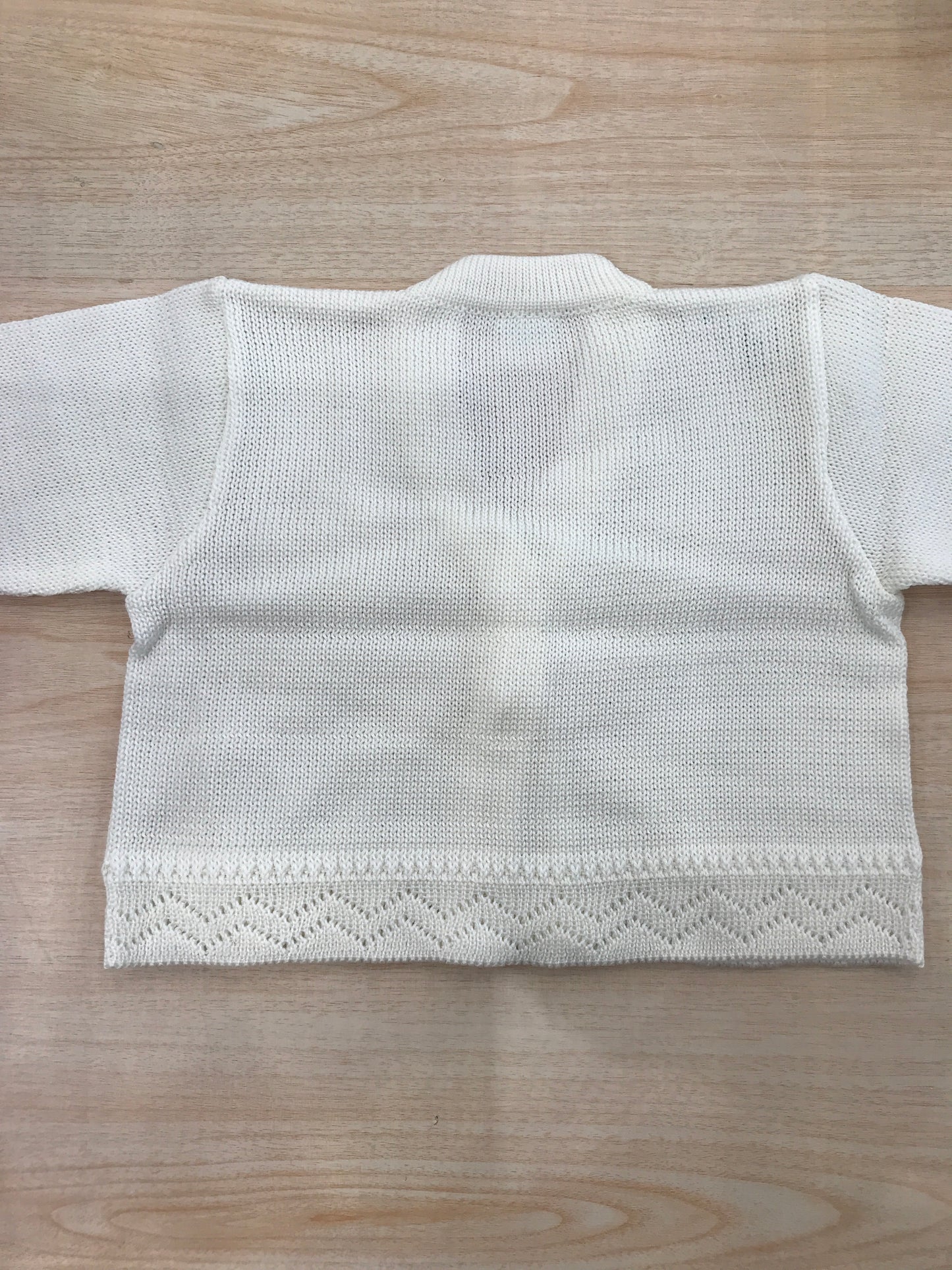 Cardigan Baby Lord in filo panna con due piccoli bottoncini e lavorato a zig zag