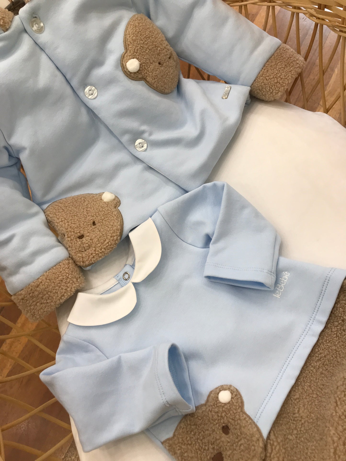 Coordinato Le Bebè nascita neonato in caldo cotone coperta bianca con orso laterale peloso pagliaccetto celeste con orsetto e il sotto pelliccioso cappottino celeste con orsetti e calzini con orsetti