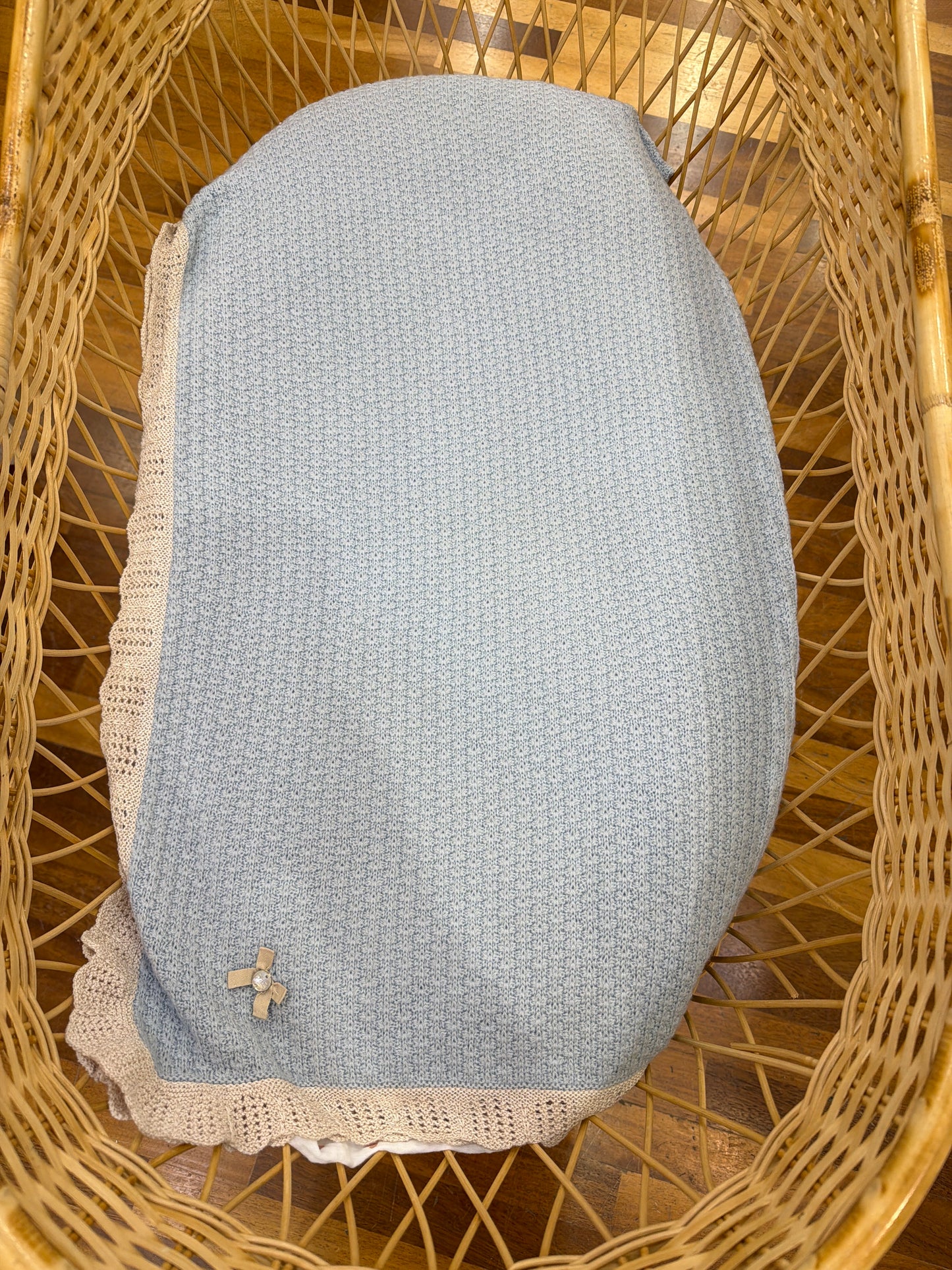 Coperta Paz Rodriguez in lana celeste con rouche al bordo tortora con lavorazione a maglia