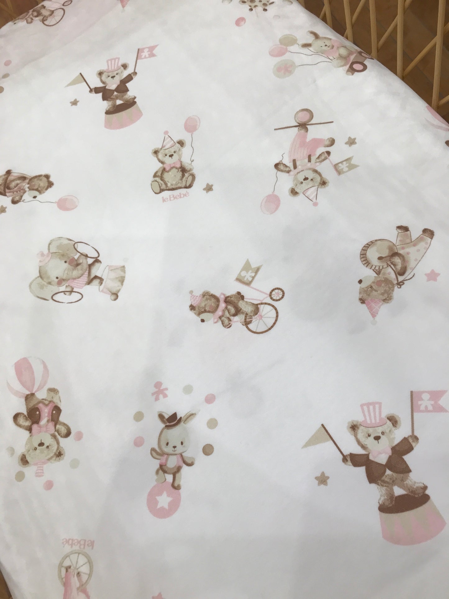 Coperta Le Bebè in cotone bianca con bordi rosa ed orsetti sul davanti double face sul retro tanti piccoli orsetti