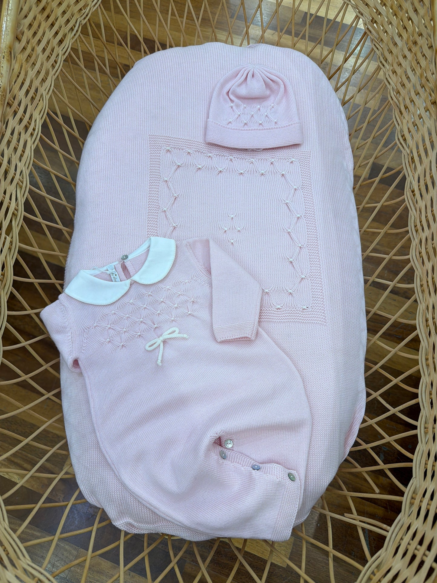 Coordinato nascita Baby Lord in lana con lavorazione di punto smock bianco su coperta tutina intera e cappellino