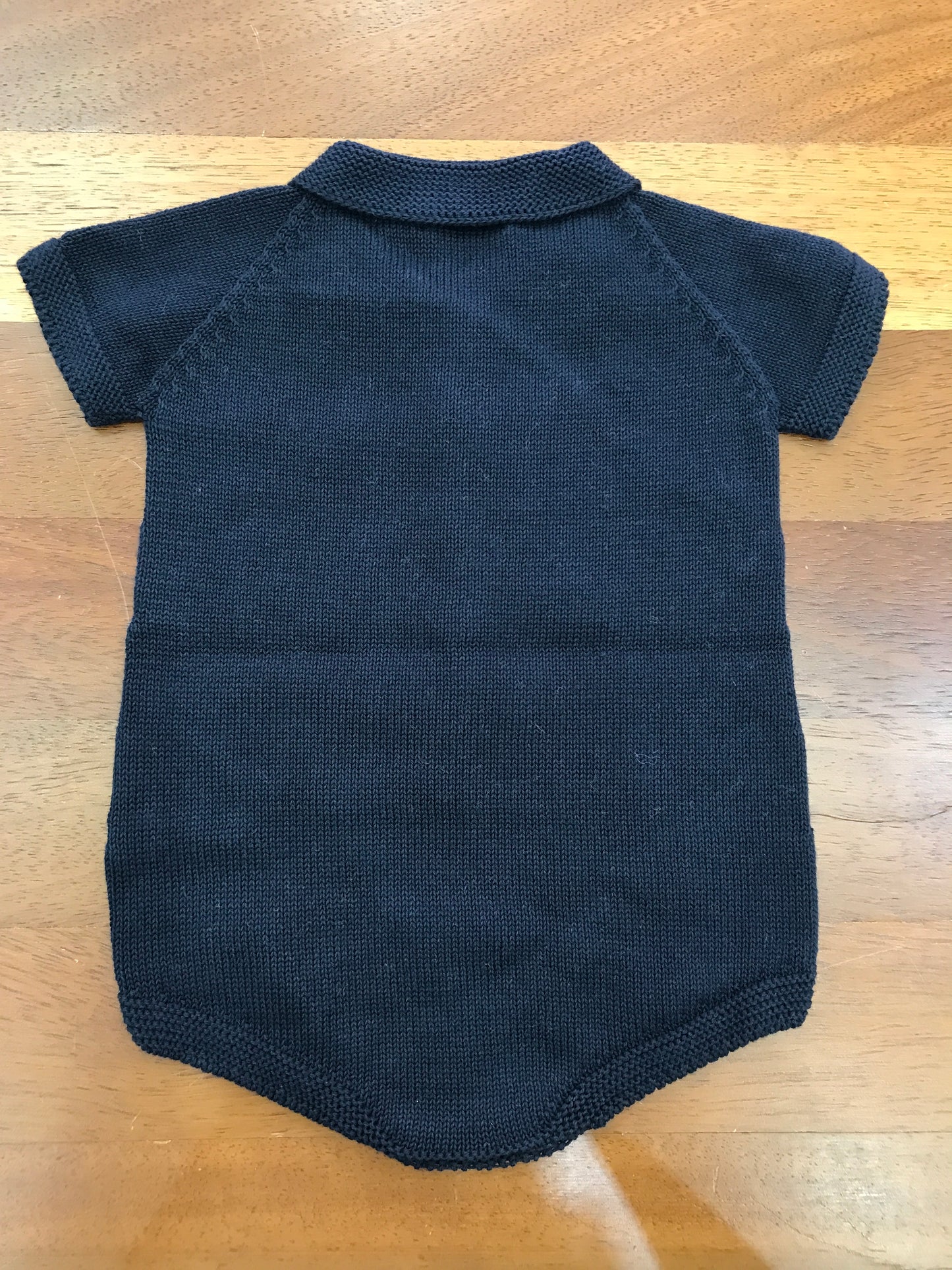 Pagliaccetto PCS in filo blu scuro mezza manica con collo a punta con bottoncini sul davanti