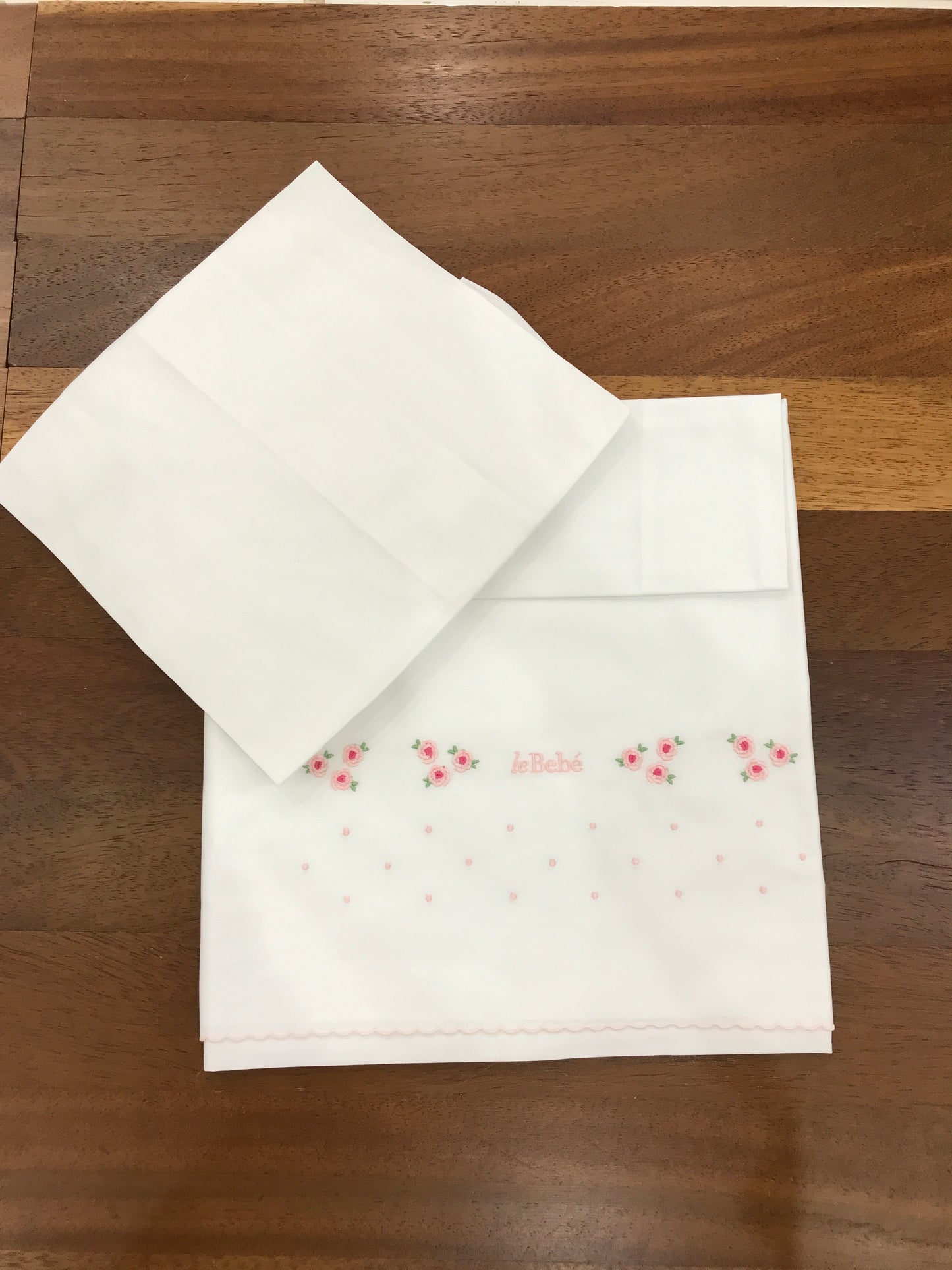 Lenzuolino Le Bebè con fiori ricamati rosa e pois