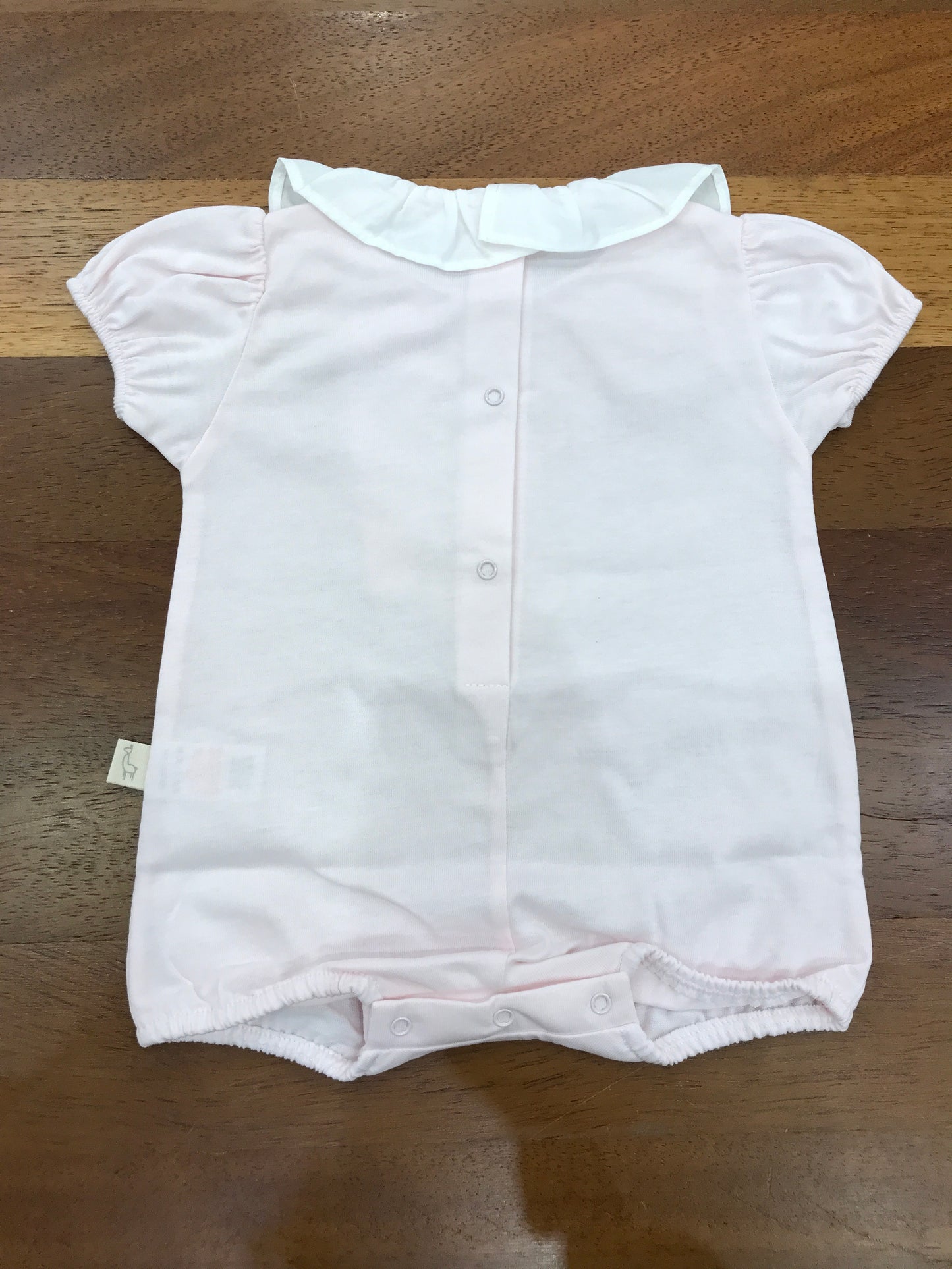 Pagliaccetto Baby Gi in cotone rosa corto mezza manica a sbuffo con con collo con rusche bianca con orsetto centrale