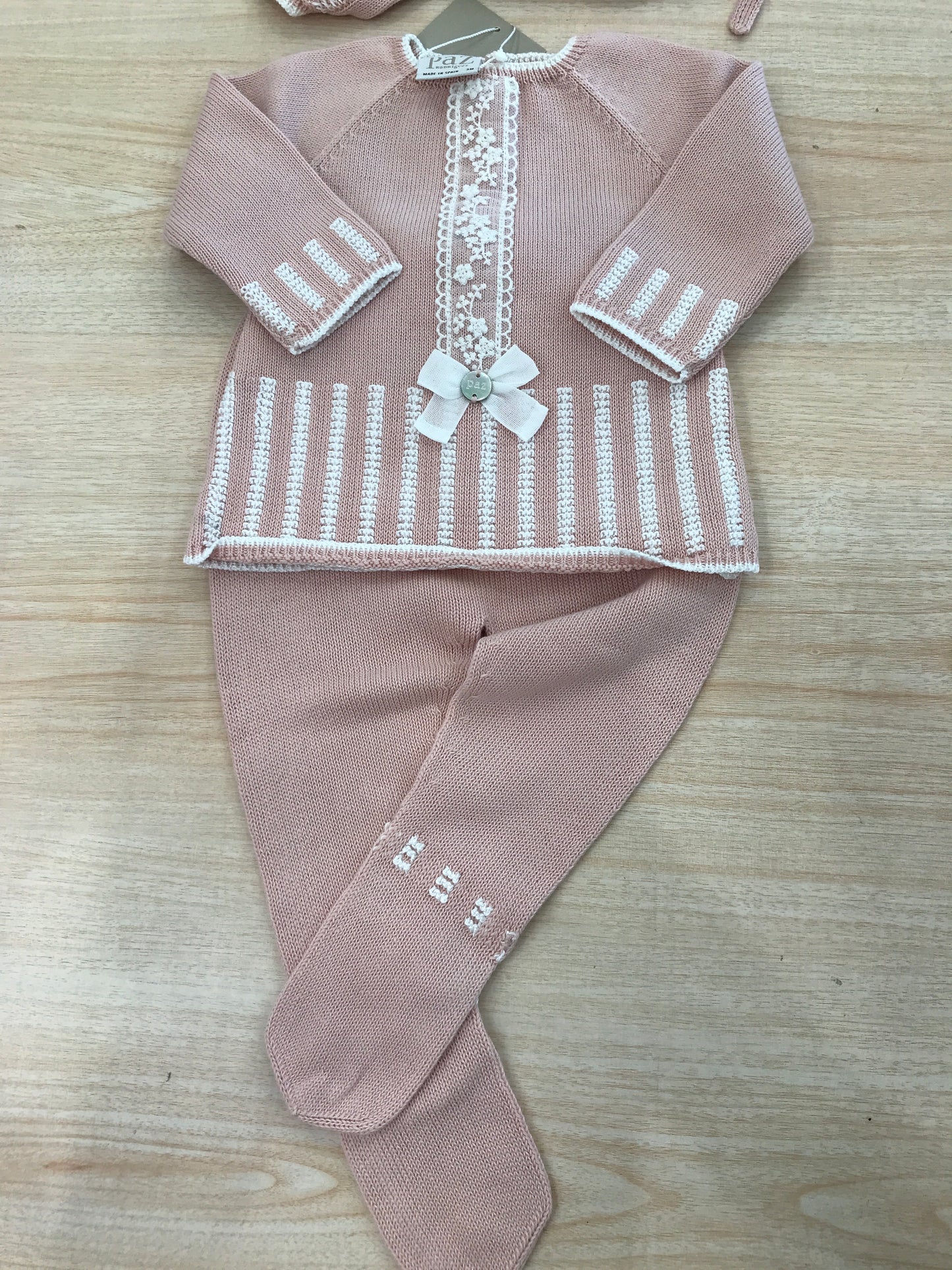 Completo Paz Rodriguez in filo tutina due pezzi con piedini e lavorazione in bianco con applicazione in pizzo con cuffietta