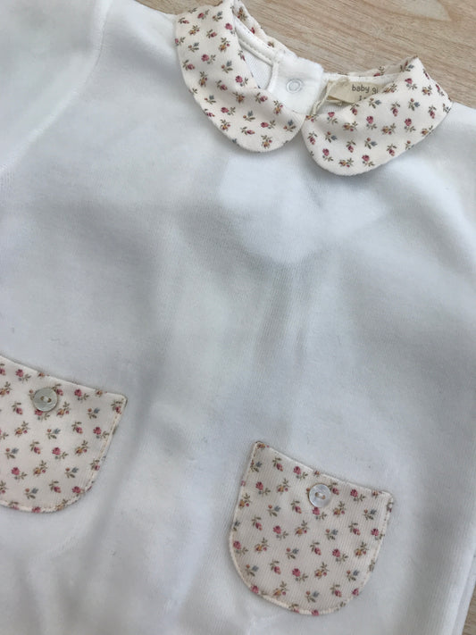 Tutina Baby Gi in ciniglia intera con taschine e fiocchetto floreale sul davanti
