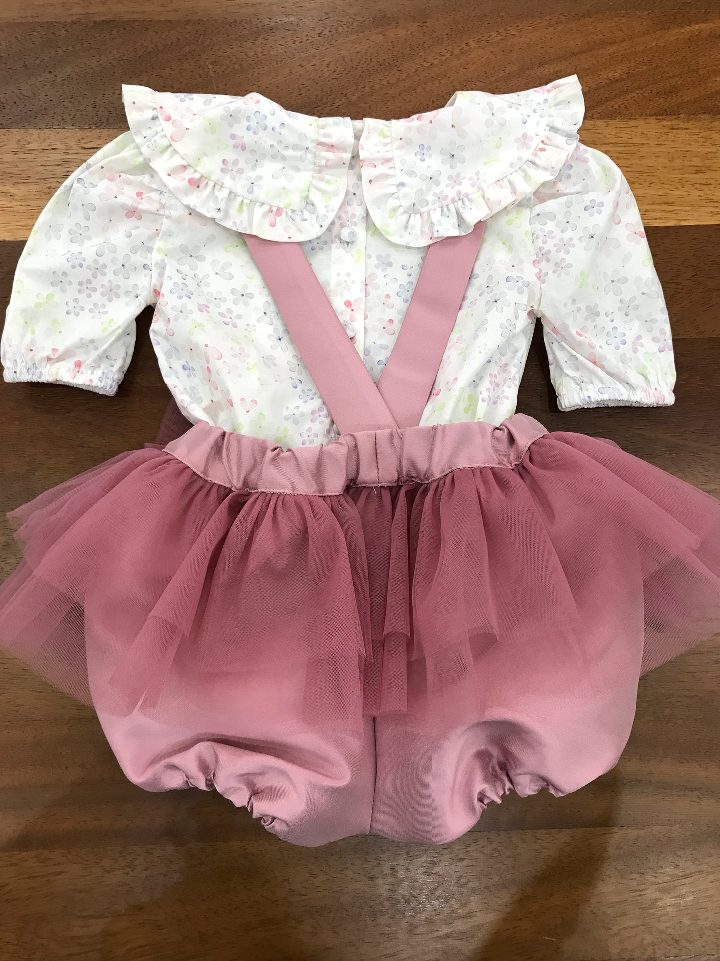 Salopette a'lapage in seta con bretelle con tulle con fiocco sul davanti
