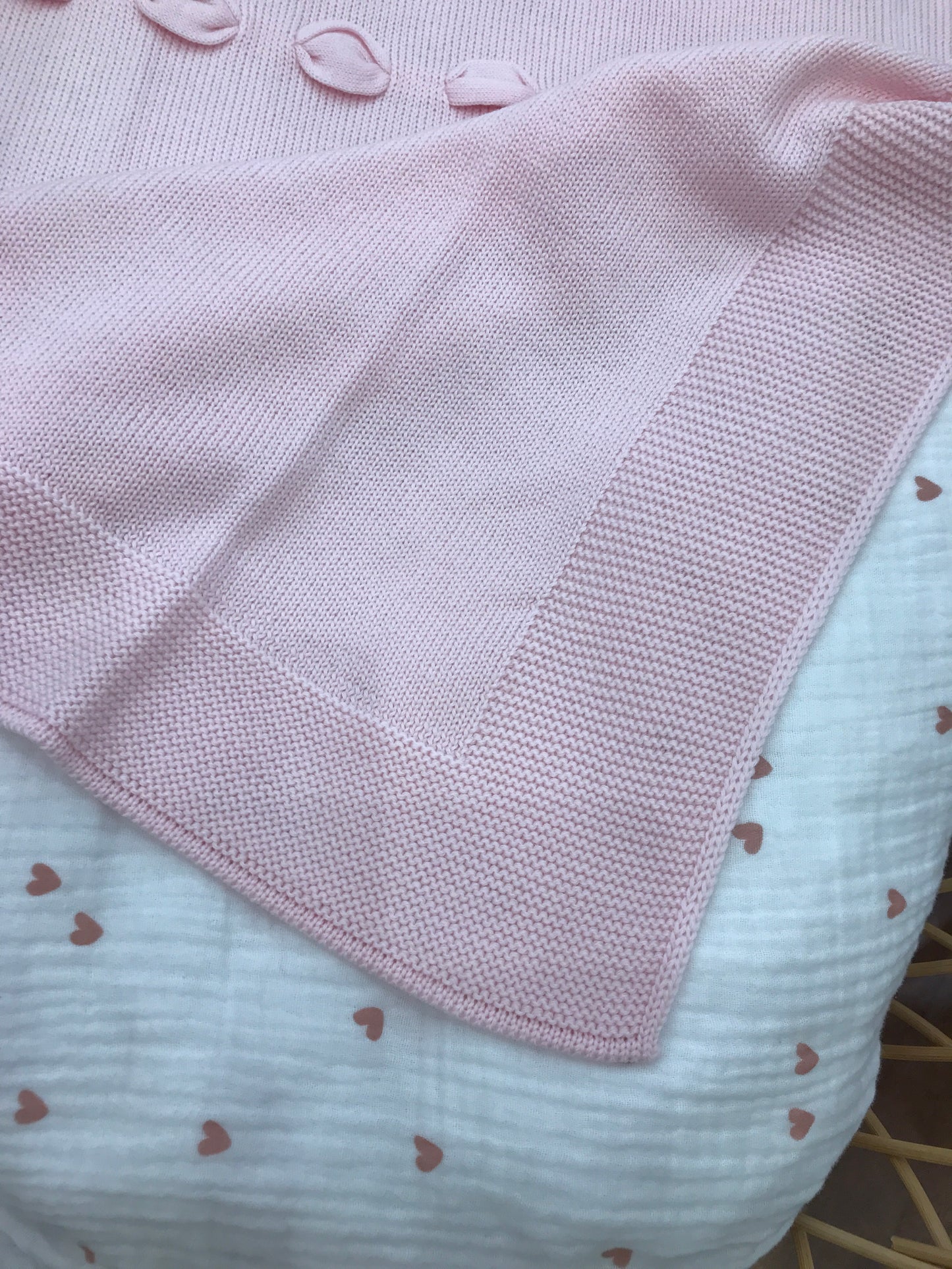Coperta Baby Lord in lana rosa con passanastro e fiocco con roselline ricamate
