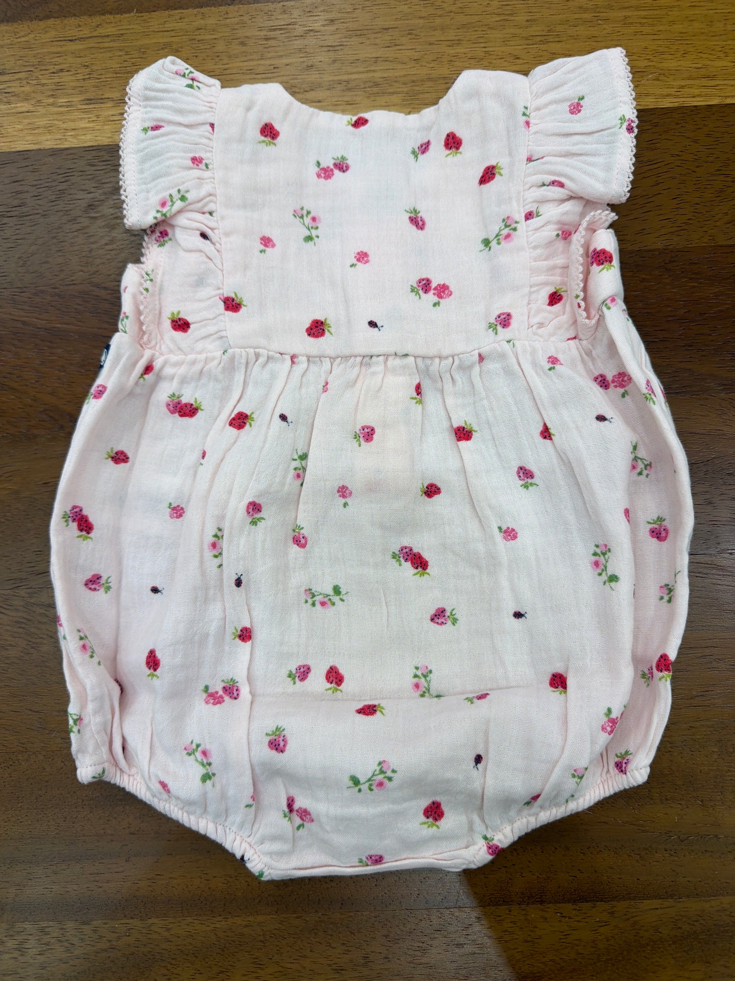 Pagliaccetto Petit Bateau in mussola smanicato con rusche rosa con fragoline su tutt'esso
