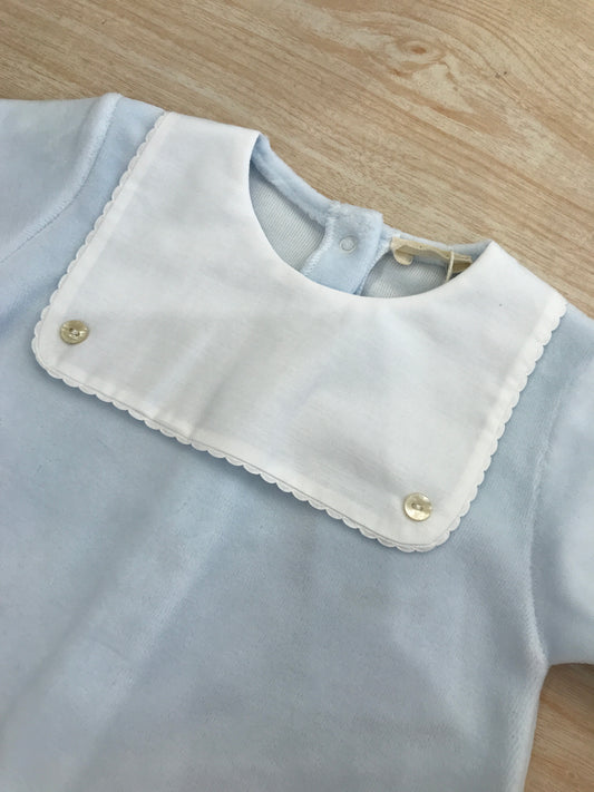 Tutina Baby Gi in ciniglia celeste intera con dettaglio bianco smerlato effetto bavetta