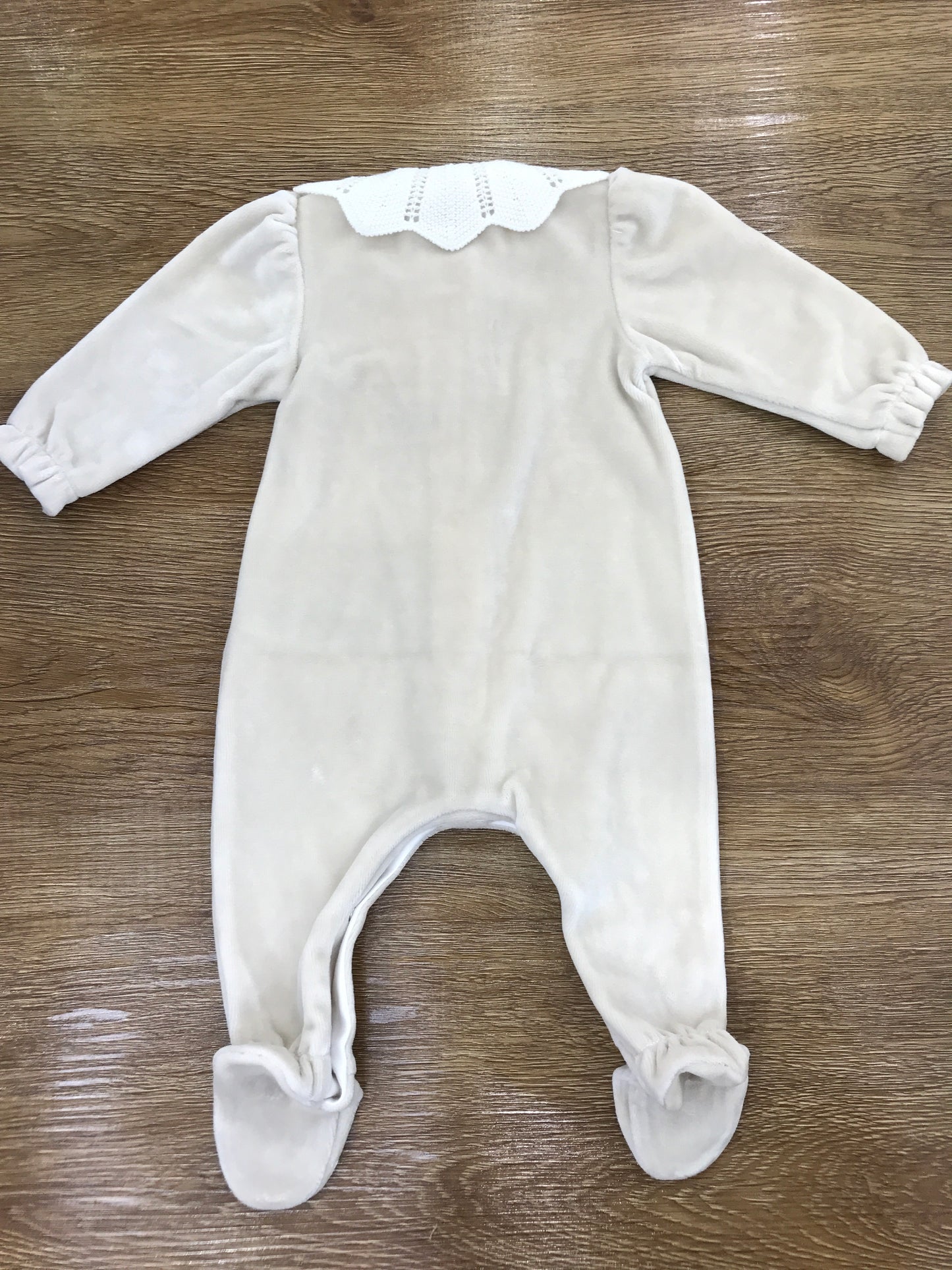 Tutina Paz Rodriguez in ciniglia intera beige con colletto in filo panna lavorato traforato
