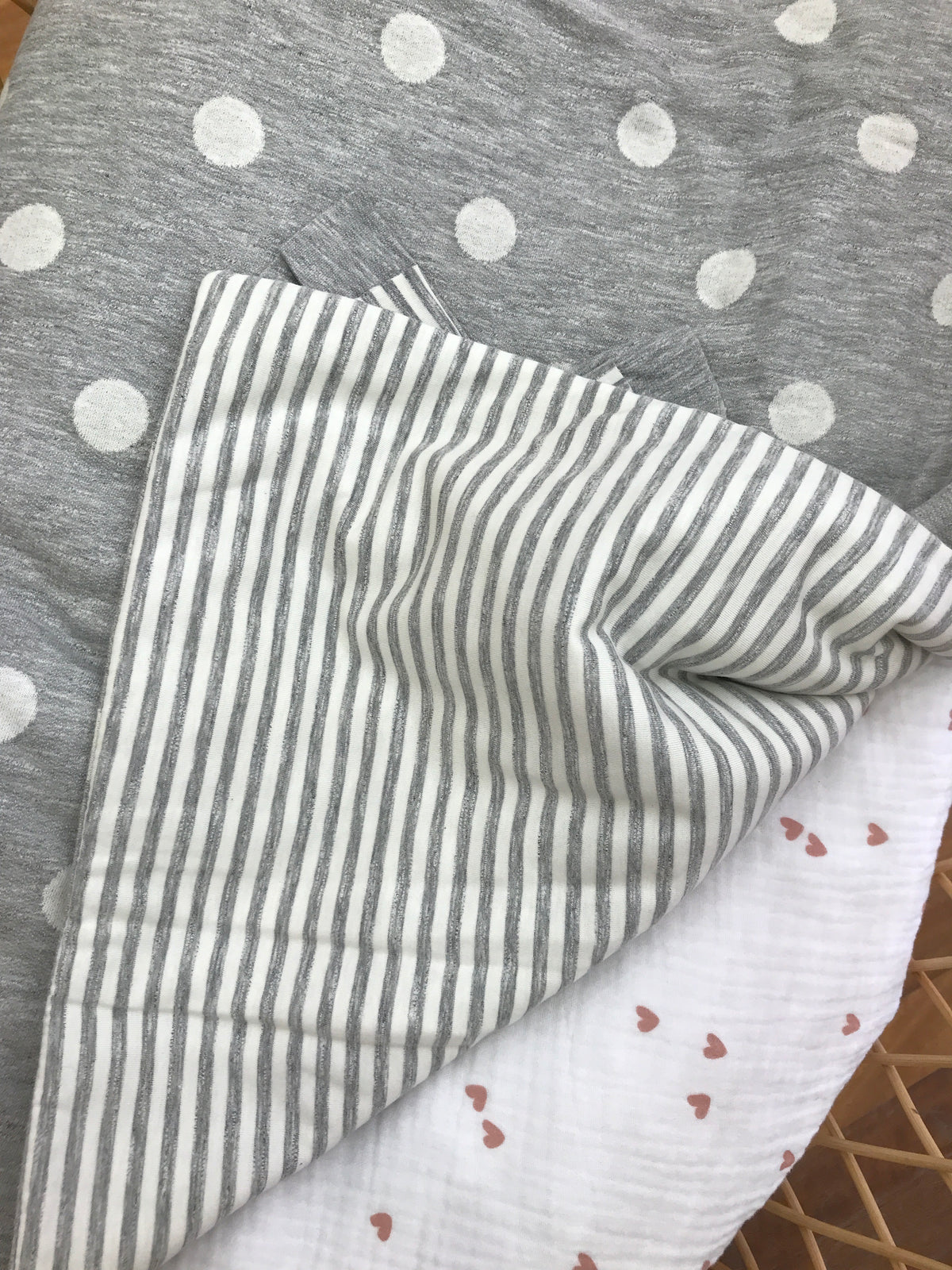 Coperta Nanan in caldo cotone con pois e fiocco ed interno a righe