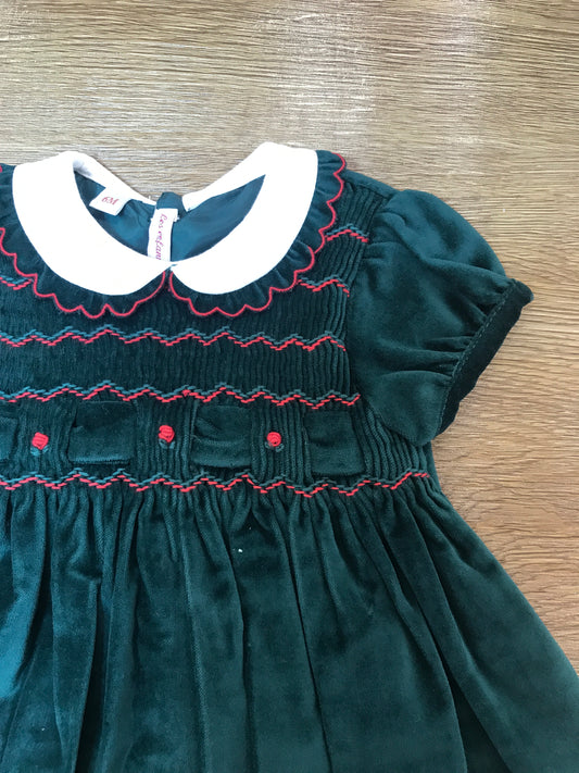 Abito Les Enfants de Gisele in velluto verde scuro con corpetto lavorato da punto smock e piccole roselline