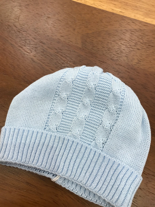 Cappello Baby Lord in filo celeste con risvolto con lavorazione di trecce sul davanti