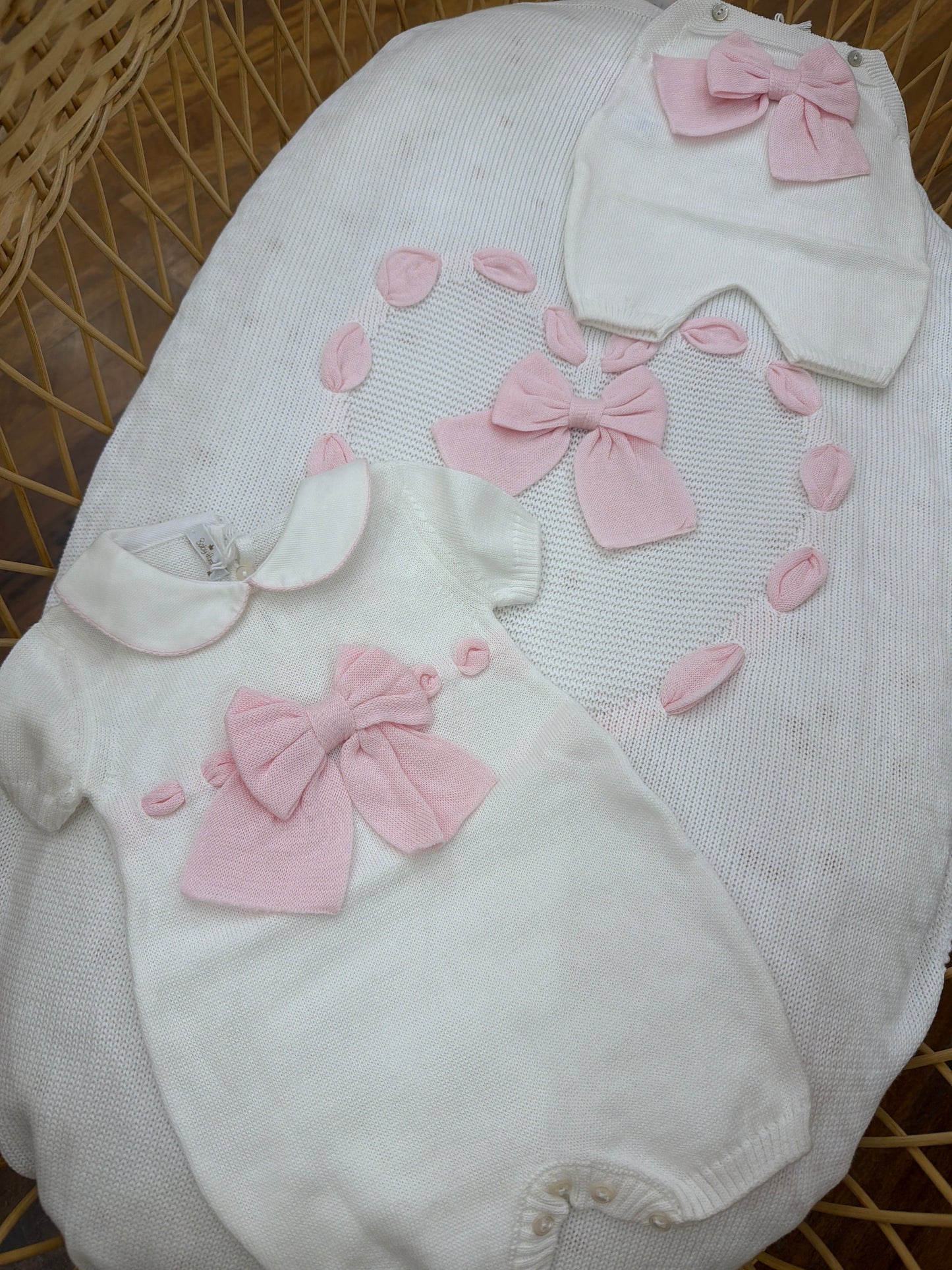 Coordinato Baby Lord in filo bianco con fiocchi rosa e passanastro