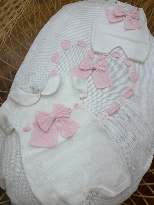 Coordinato Baby Lord in filo bianco con fiocchi rosa e passanastro