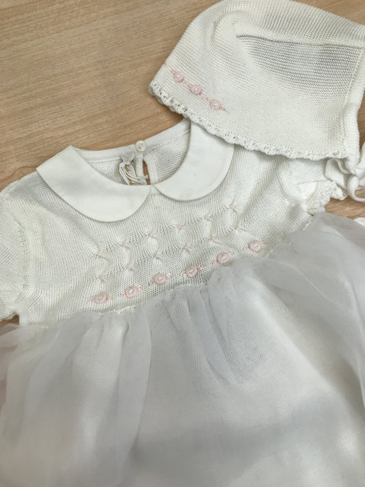Abito Baby Lord in filo con organza con corpetto lavorato da roselline con cuffietta abbinata