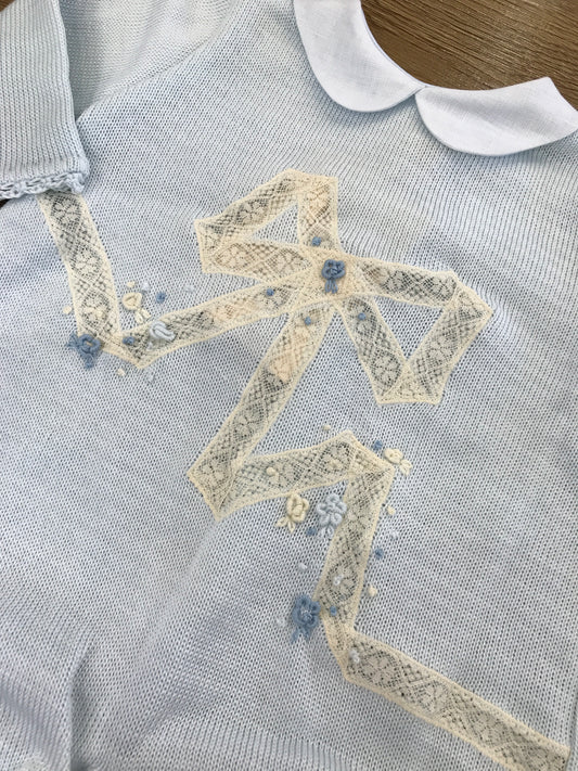 Tutina Ladia in filo di cotone celeste con fiocco ricamato da valancienne e roselline