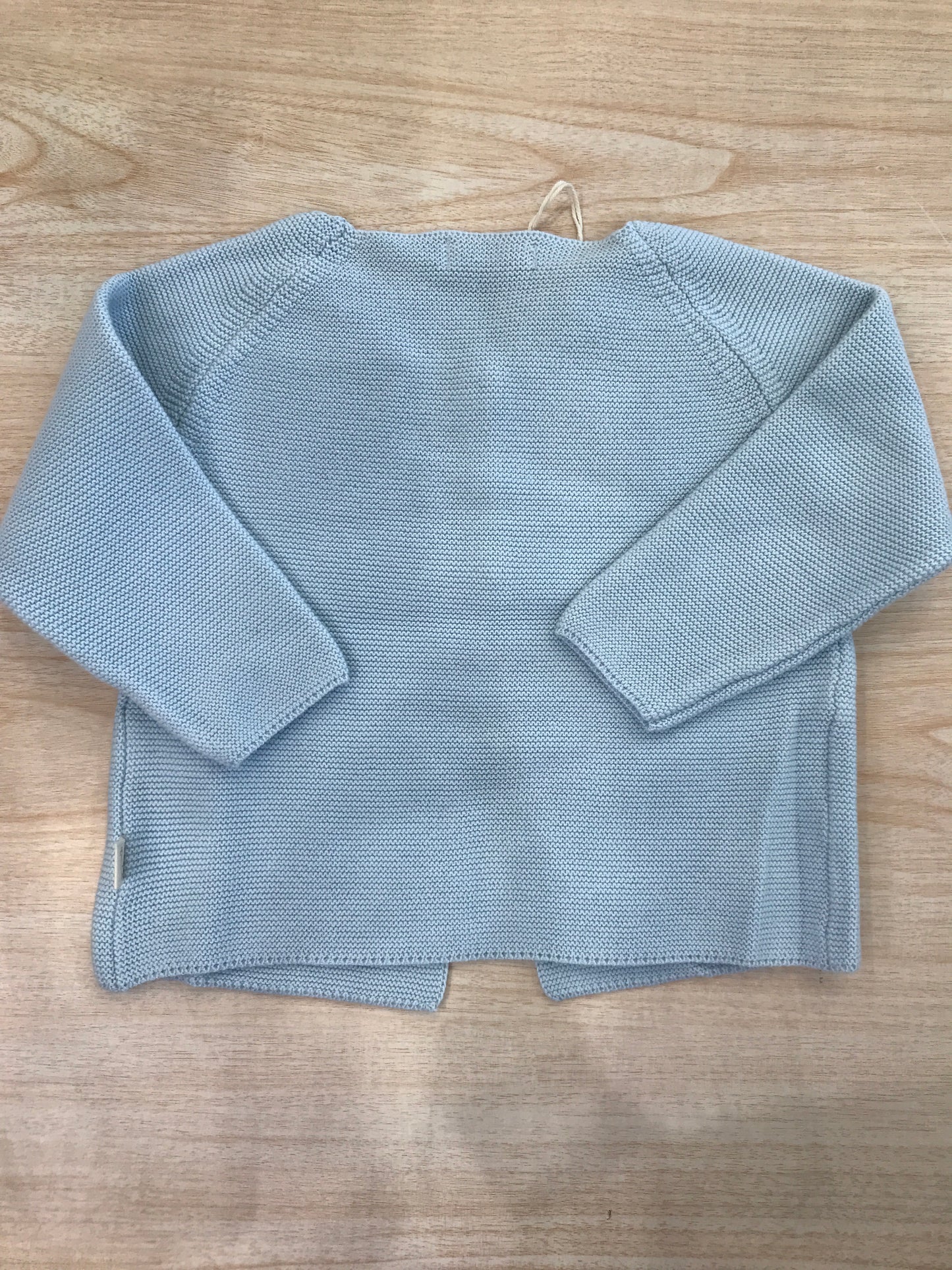 Cardigan BABY GI in filo celeste con due piccoli bottoncini marroni