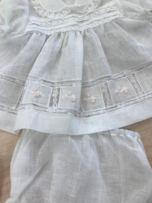 Coordinato Piccola Giuggiola in lino abitino con lavorazioni in pizzo e roselline ricamate con culotte cuffia e scarpine coordinate