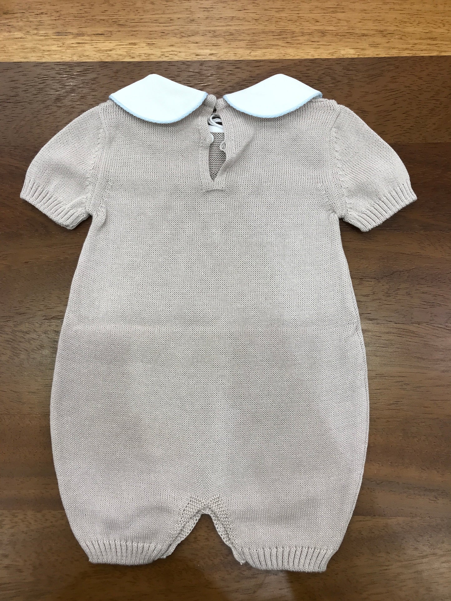 Pagliaccetto Baby Lord in filo tortora mezza manica collo tondo bianco con lavorazione di punto smock celeste sul centro