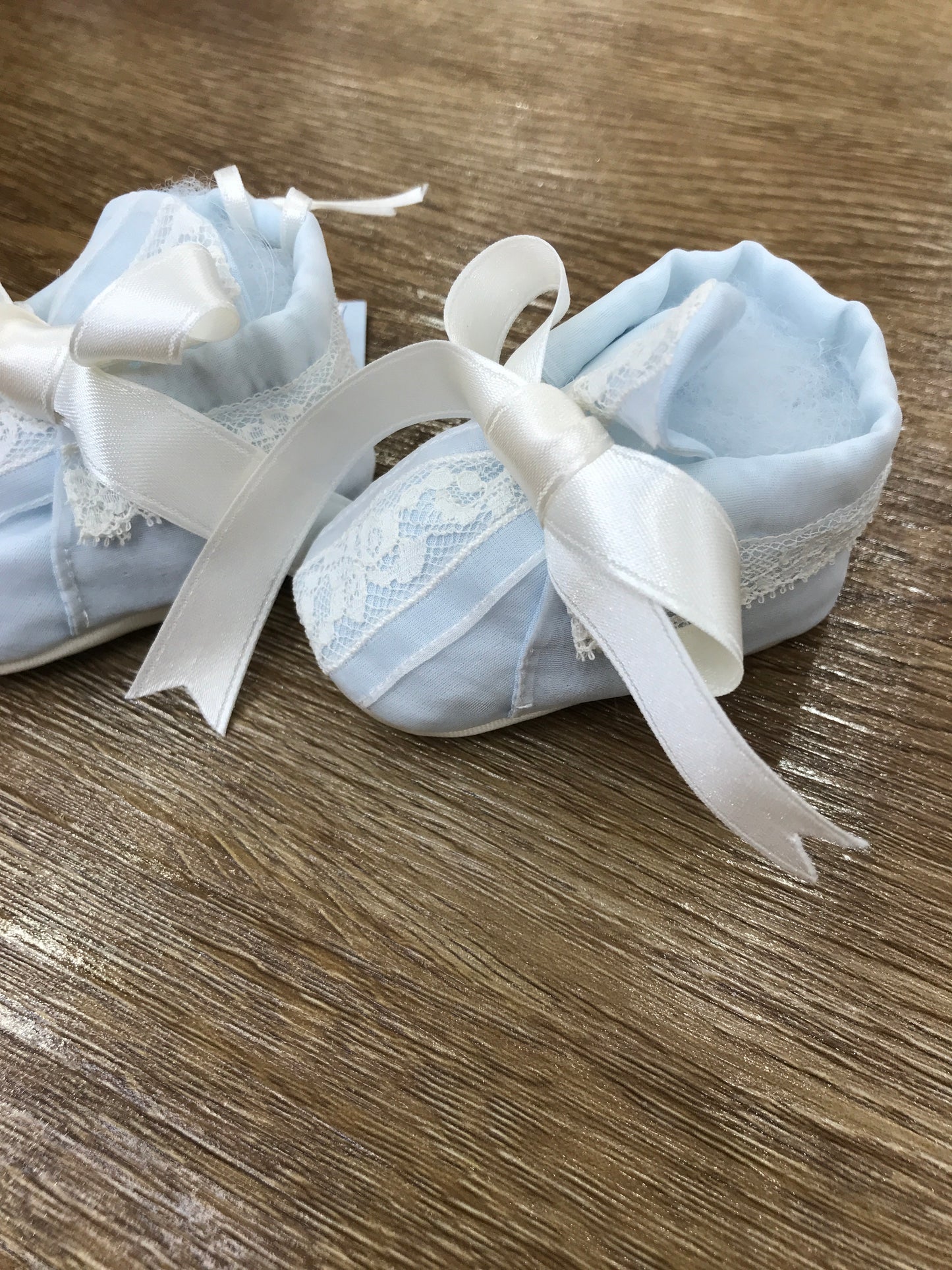 Babbucce Piccola Giuggiola in organza celeste con applicazione di valancienne