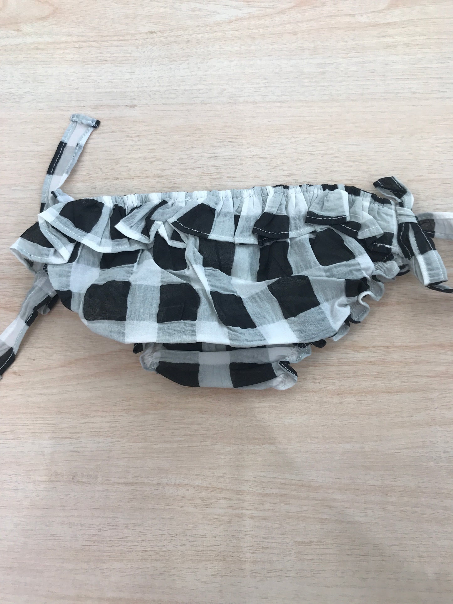 Costume Coccodè con rusche fiocchetti laterali a quadretti bianchi neri e grigi