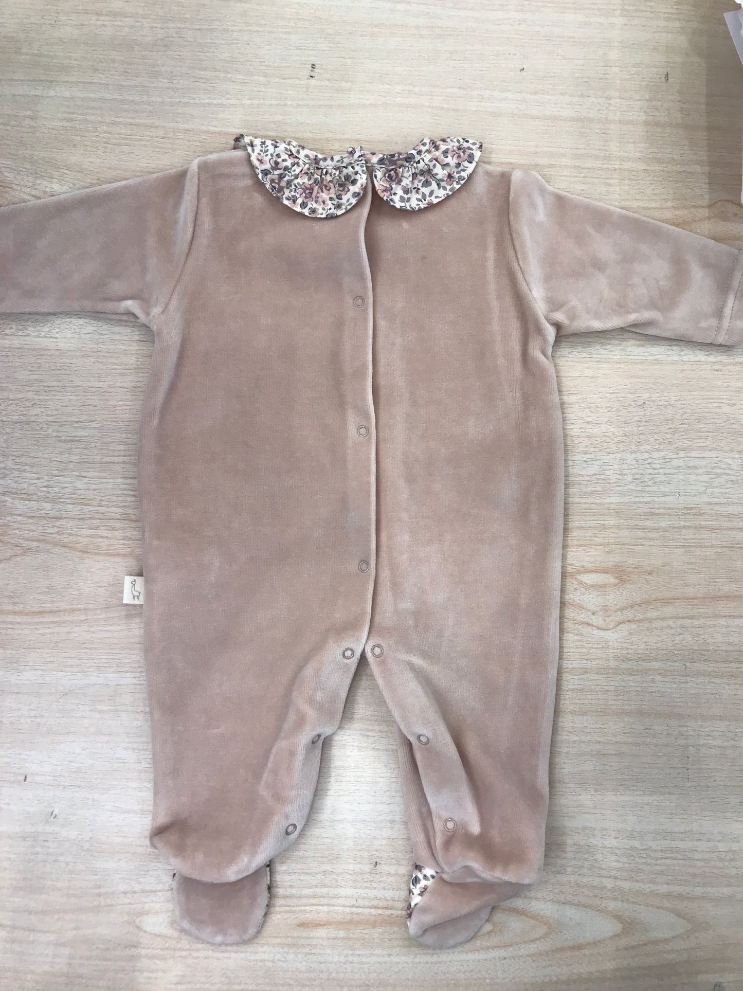 Tutina Baby Gi in ciniglia intera rosa antico con piedini e colletto floreale con coniglietta ricamata al centro