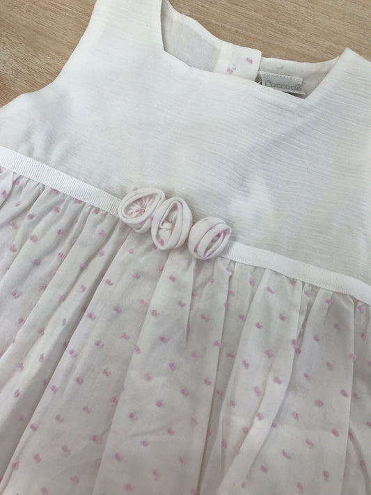 Abito Coccodè in cotone bianco con pois rosa smanicato con fiori in vita