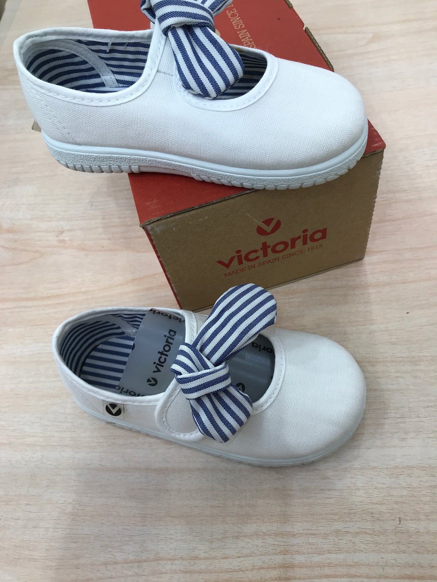 Scarpe Victoria in tela bianche con strappo con fiocco a righe bianco celeste