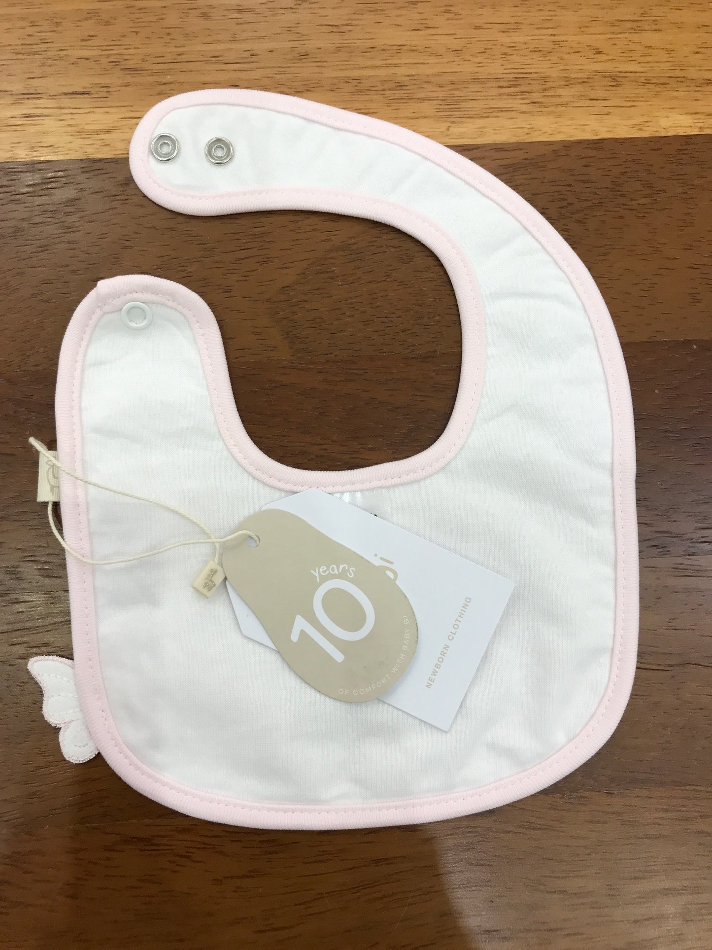 Bavetta Baby Gi in cotone rosa con farfalla applicata lateralmente