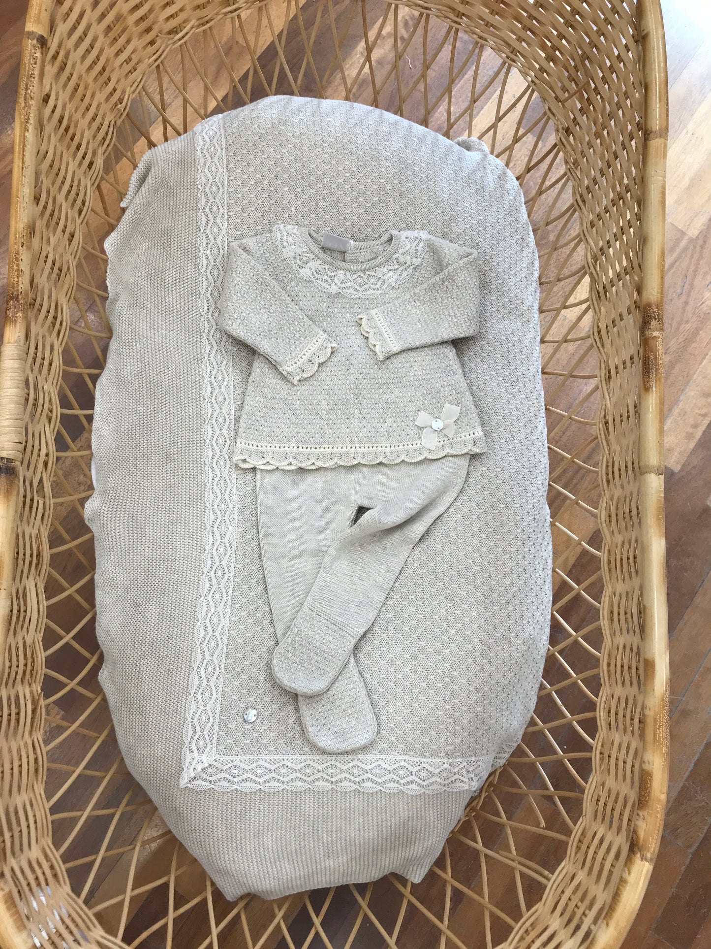 Coordinato nascita Paz Rodriguez in filo tortora coperta con rusche tutina due pezzi con collo con rusche e fiocco