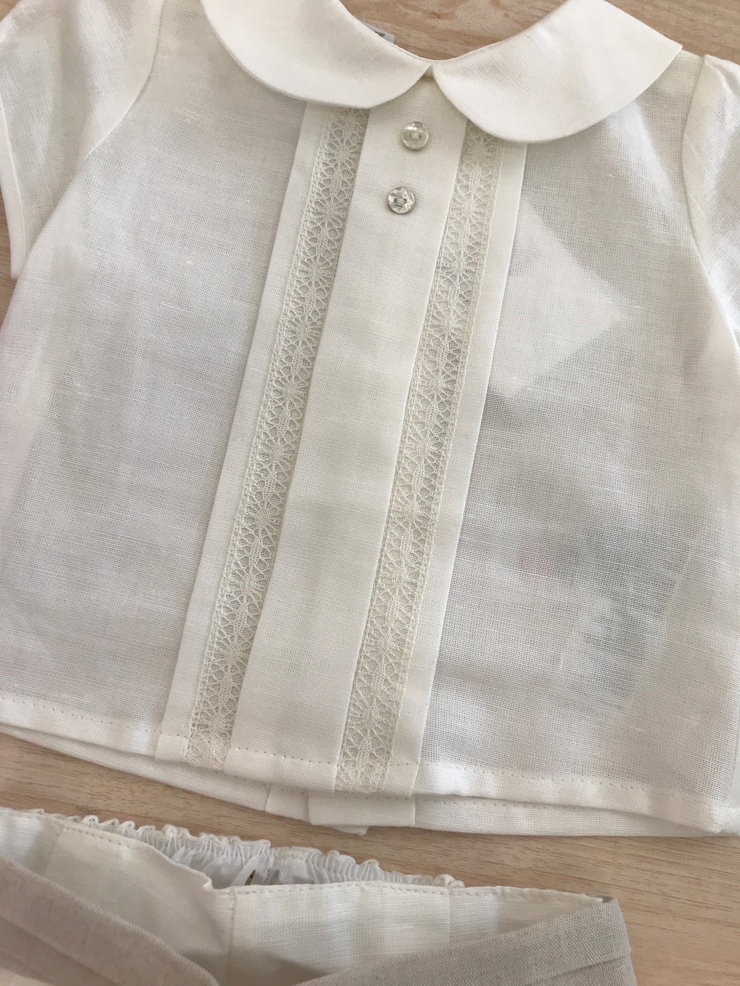 Completo Paz Rodriguez in cotone camicia mezza manica con pieghe e pizzo lavorato sul davanti con pantalone corto e fascia con pieghe