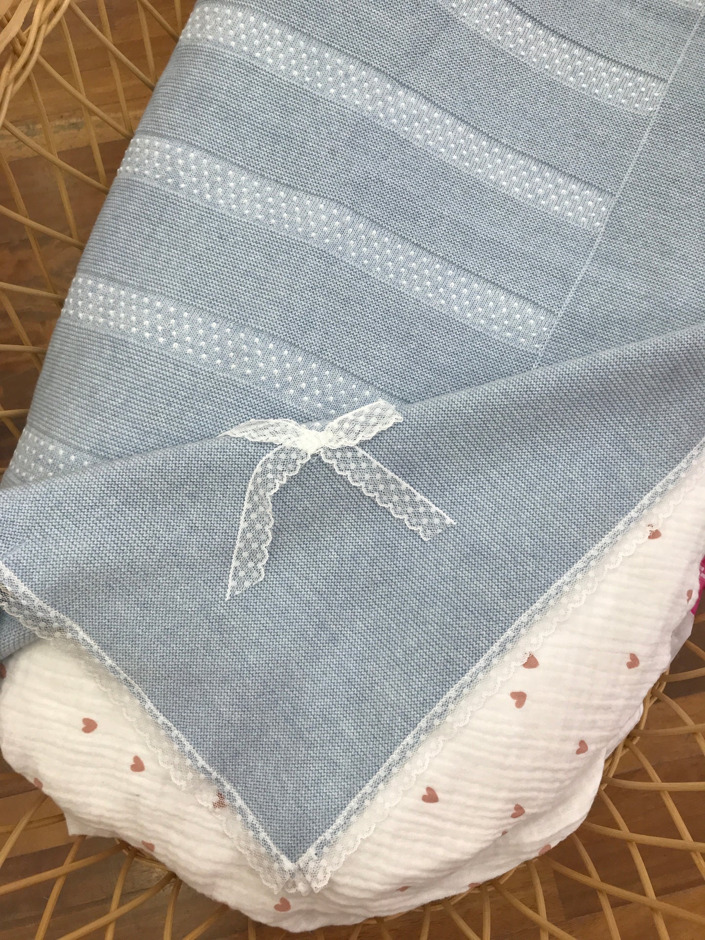 Coperta PCS con applicazione di valancienne al bordo pois bianchi sul davanti e fiocchetto laterale