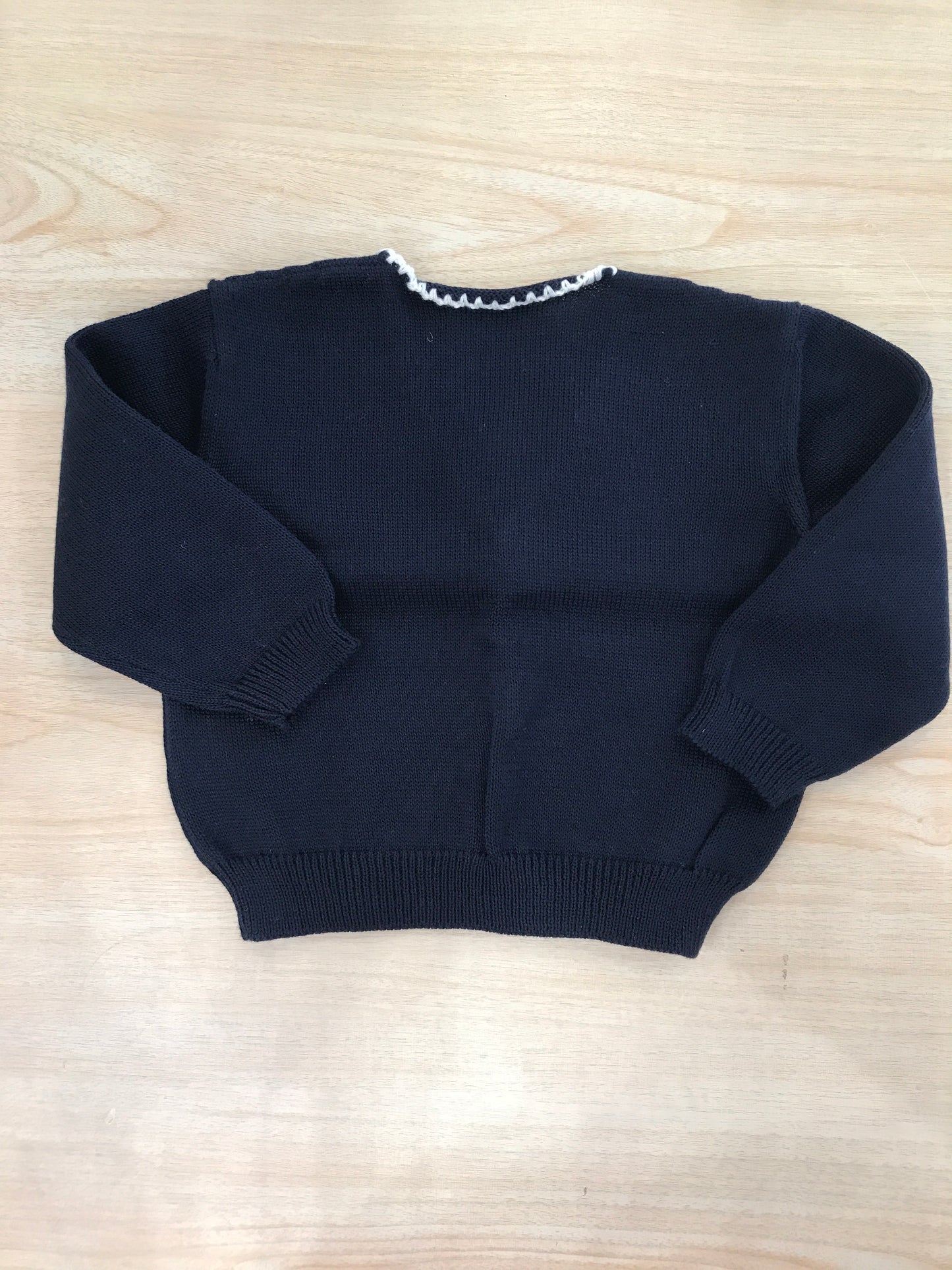 Cardigan Bebè di Almy in filo di cotone blu scuro rifinito in bianco