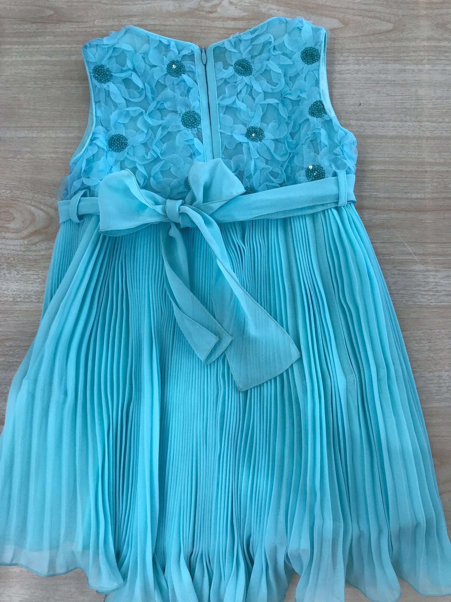 Abito Cielo Blu in cotone smanicato con fiori e pois con fascia in vita con fiore