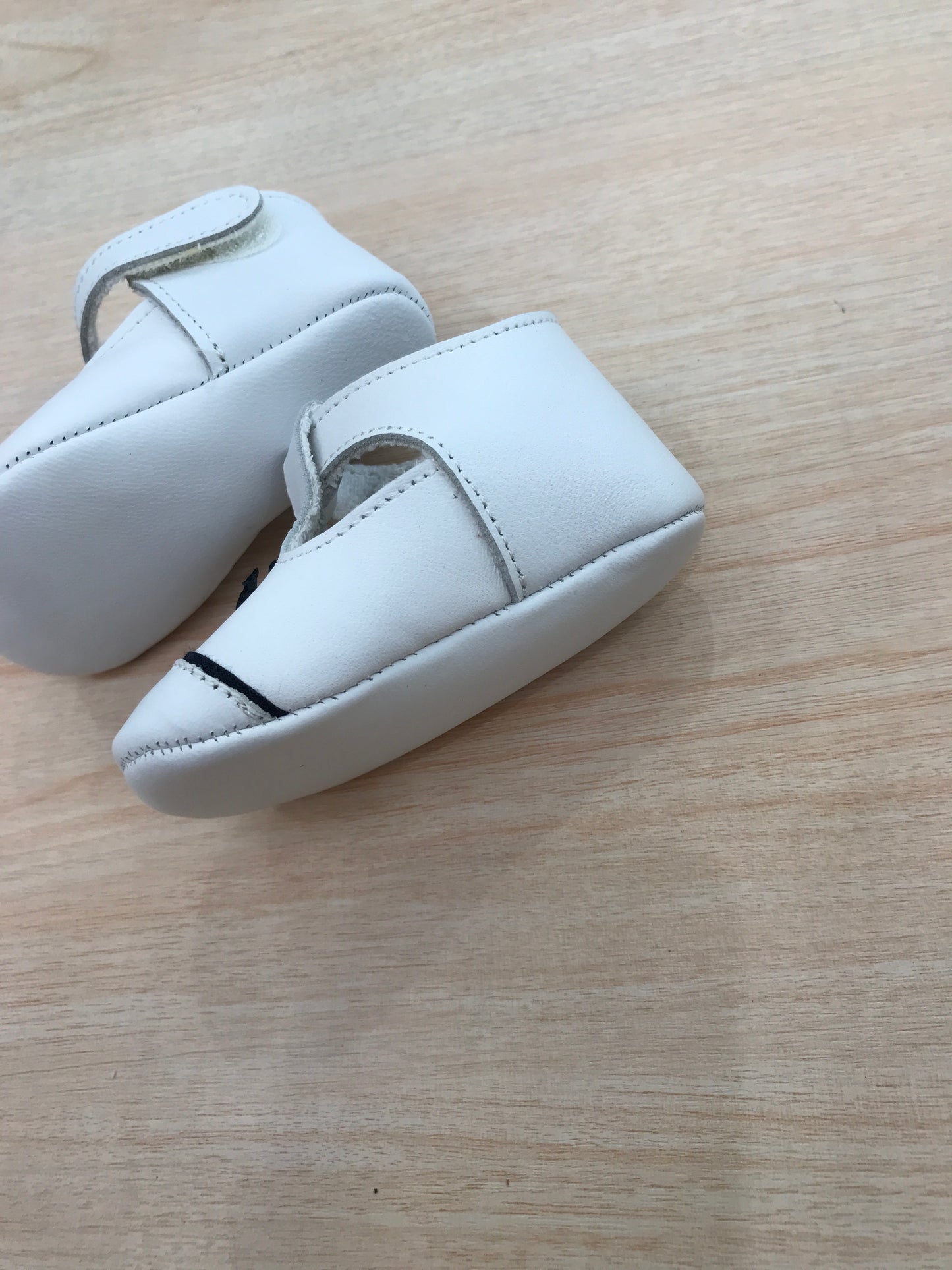 Scarpe Martin Aranda bianche in pelle con occhielli e strappo con ancora blu sul davanti