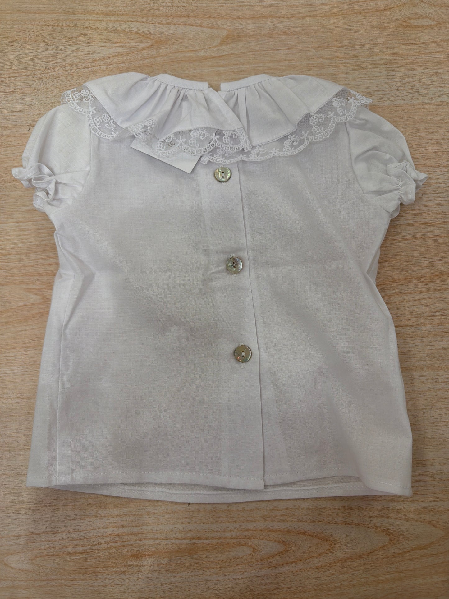 Camicia Fofettes in cotone mezza manica con rusche rifinita da pizzo e rose ricamate in glicine
