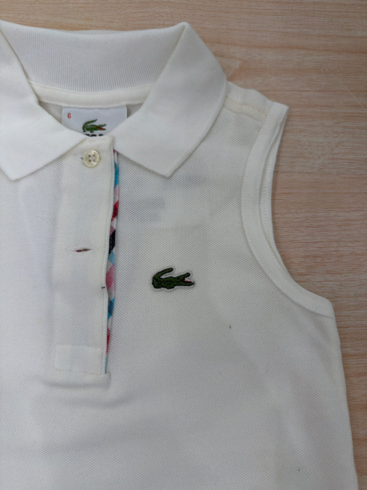 Polo Lacoste in cotone smanicata con bottoncini e logo ricamato lateralmente