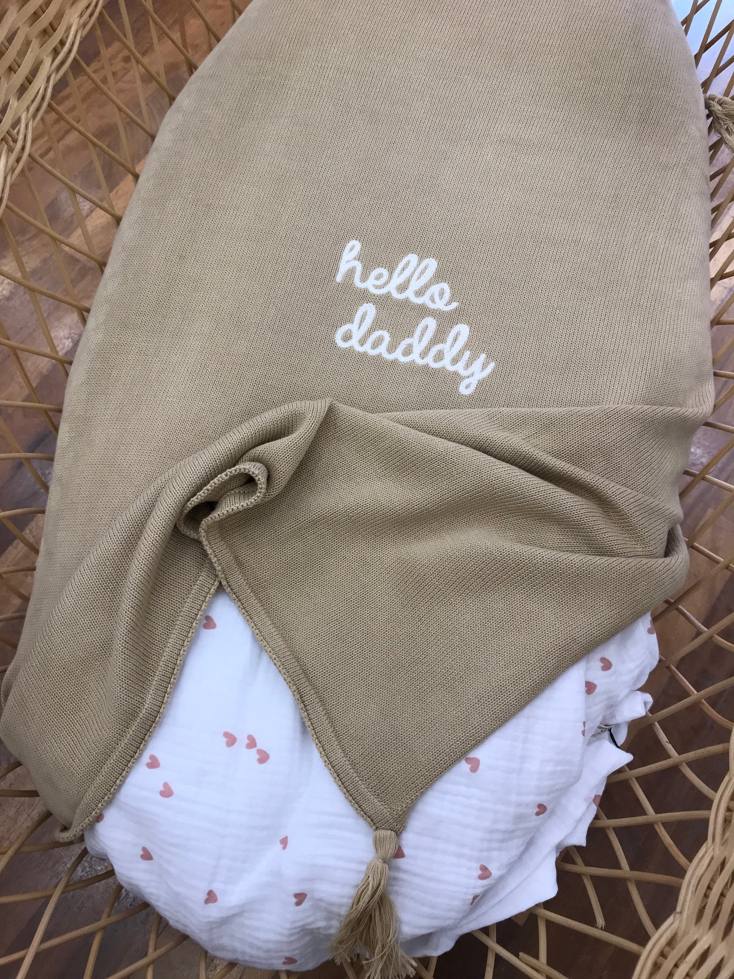 Coperta Nanan in filo beige con mappina intorno ai bordi con scritta centrale "hello daddy"