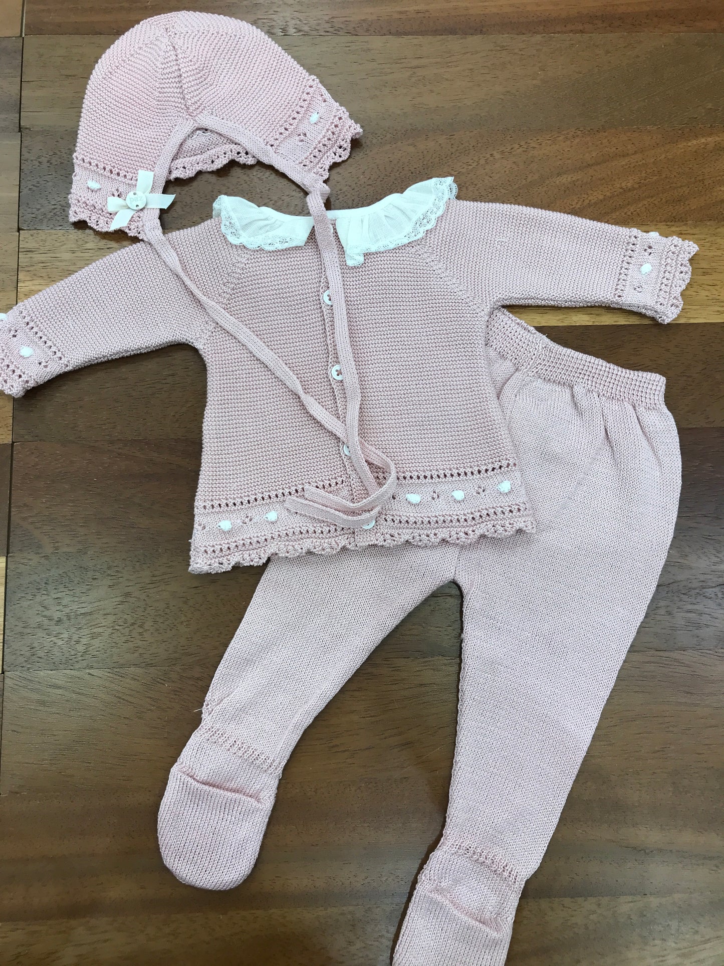 Completino Paz Rodriguez in filo due pezzi con pois bianchi con lavorazione in maglia dettagli traforati con collo con rusche bianca