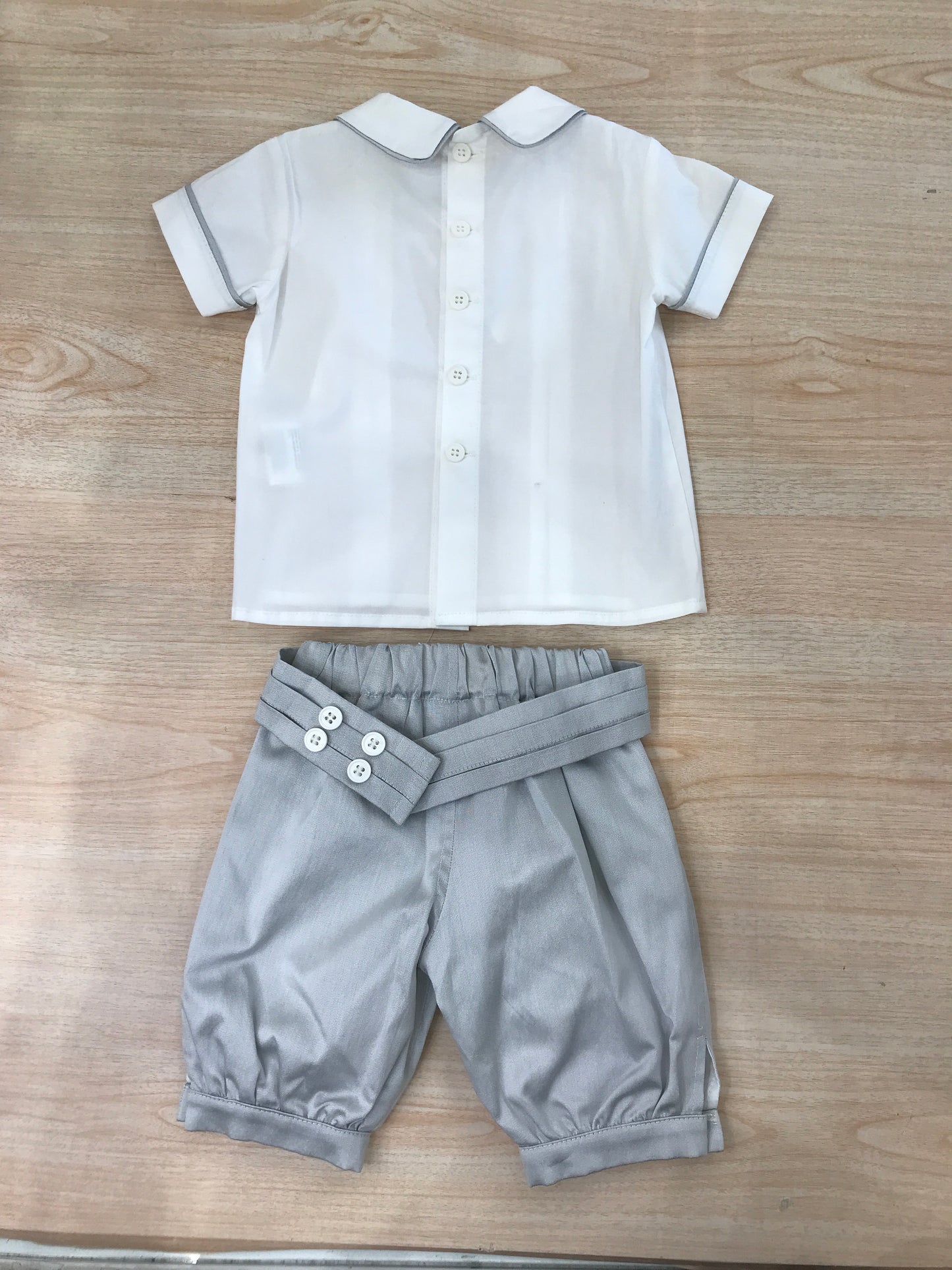 Completo Aletta in cotone camicia bianca mezza manica con bottoncini sul davanti con pantalone grigio con fascia con pieghe