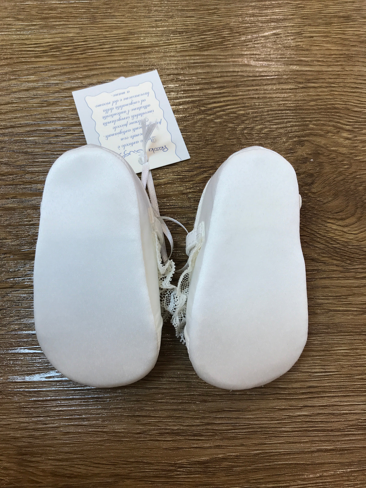 Scarpina piccola giuggiola con cinturino e pizzo panna ricamato sul davanti