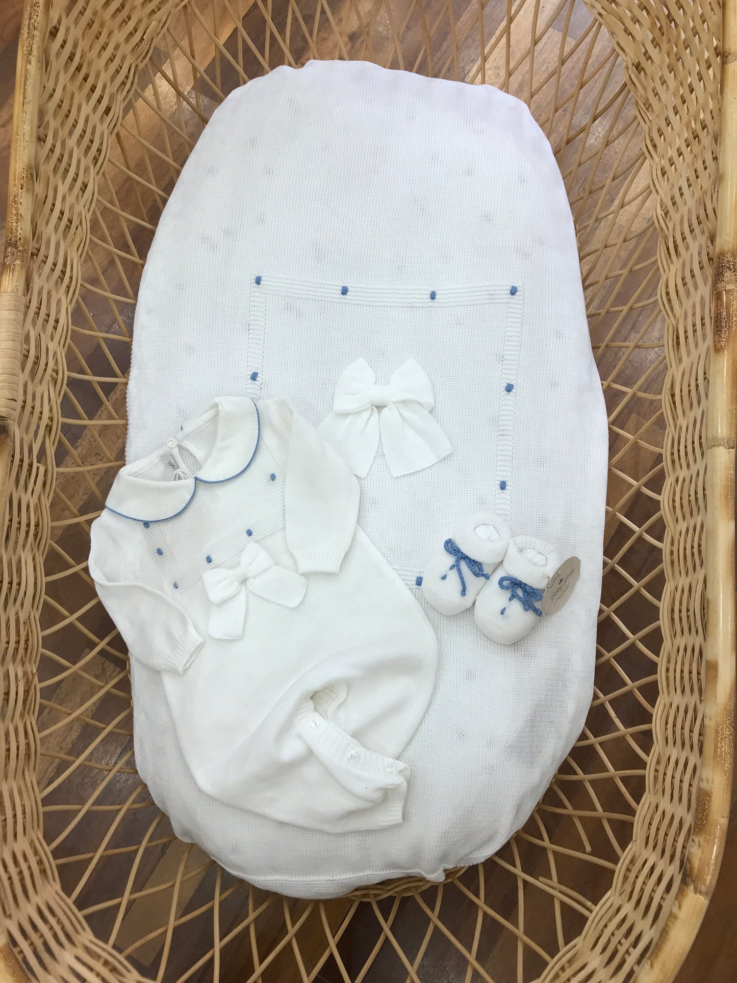 Coordinato nascita Baby Lord in filo bianco con pois blu con fiocco bianco sia coperta che tutina intera con babbucce con fiocchetto blu