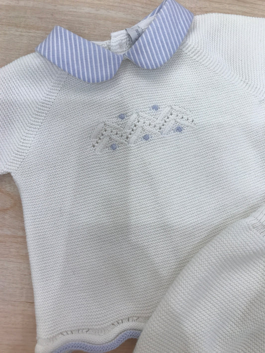 Tutina Martin Aranda in filo bianca con rifiniture celesti con piedini con lavorazione sul davanti