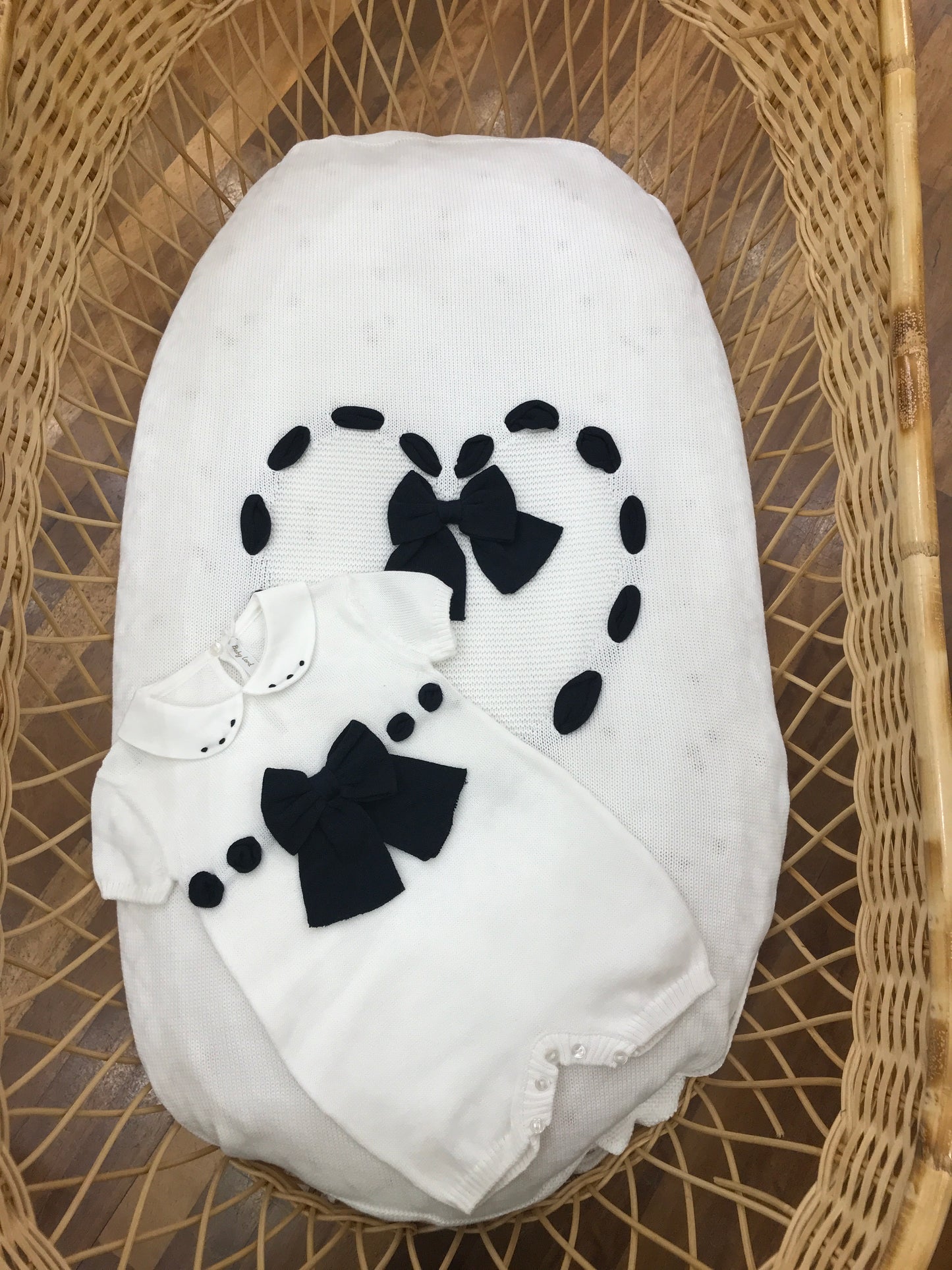 Coordinato nascita Baby Lord in filo bianco con passanastro e fiocco blu scuro su coperta e pagliaccetto