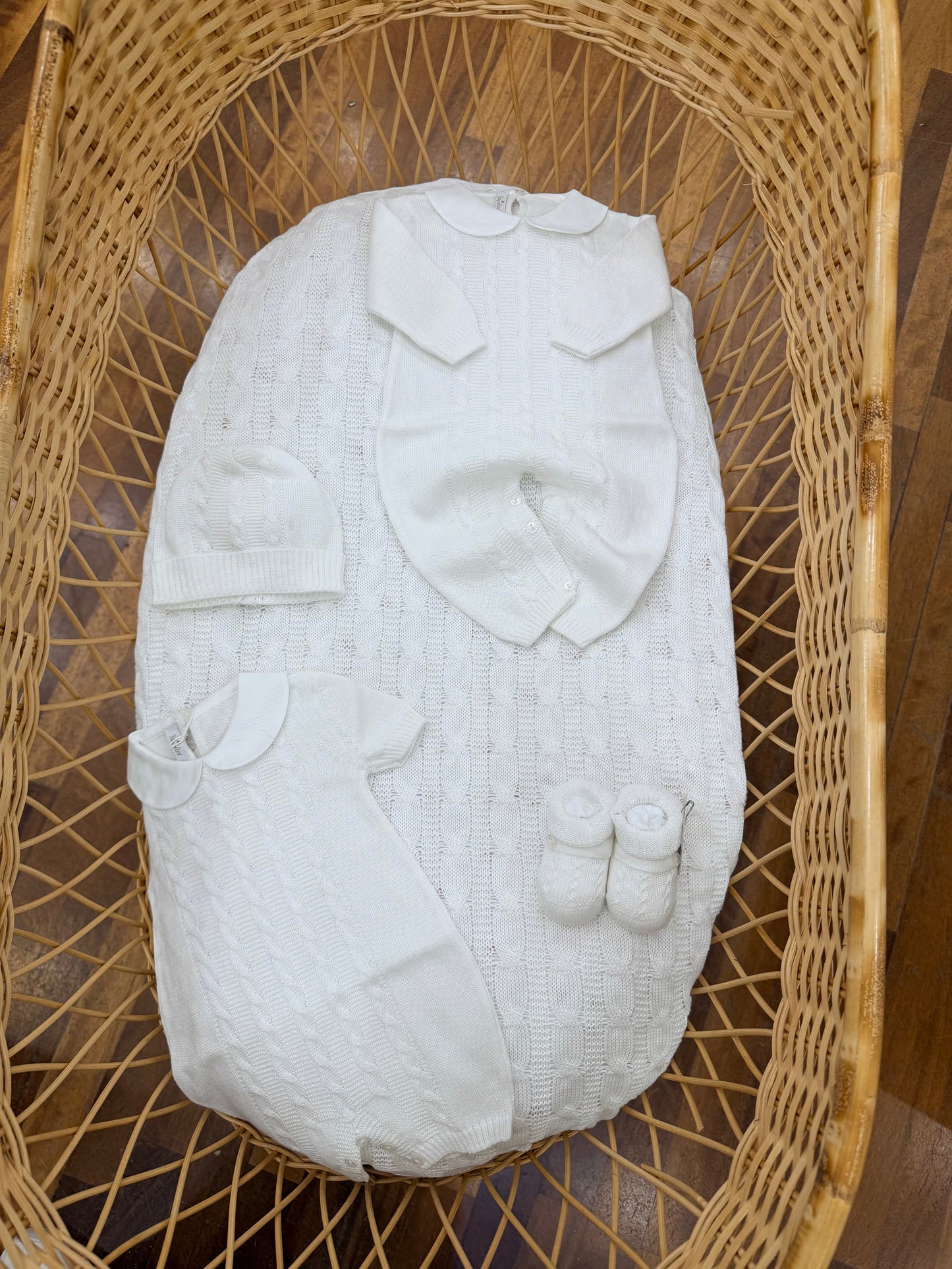 Coordinato nascita Baby Lord in filo bianco con lavorazione di trecce