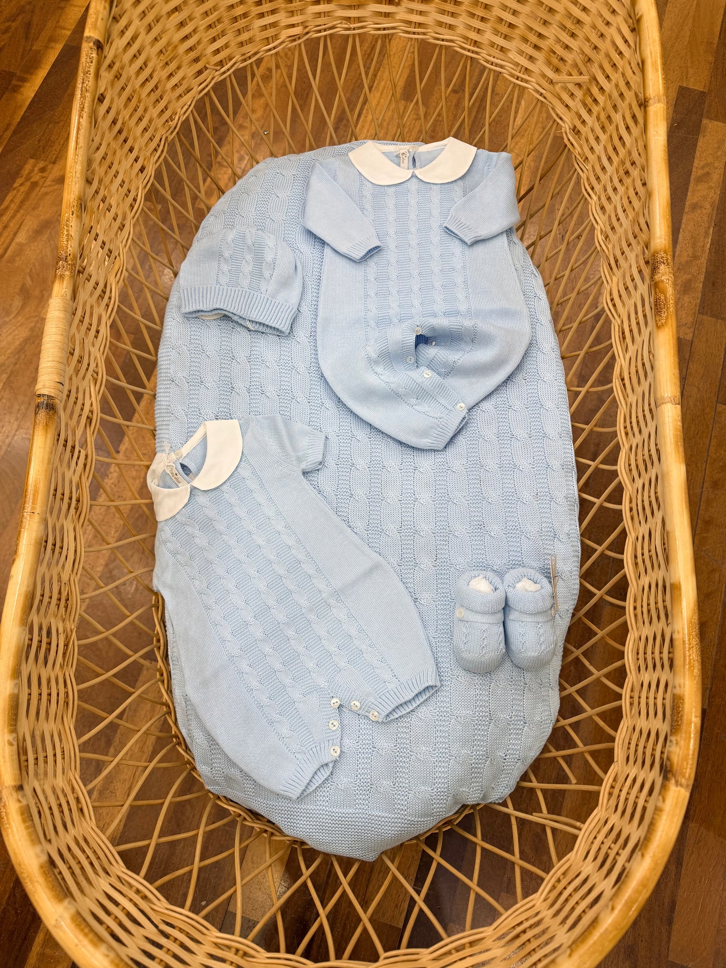Coordinato nascita Baby Lord in filo celeste con lavorazione di trecce